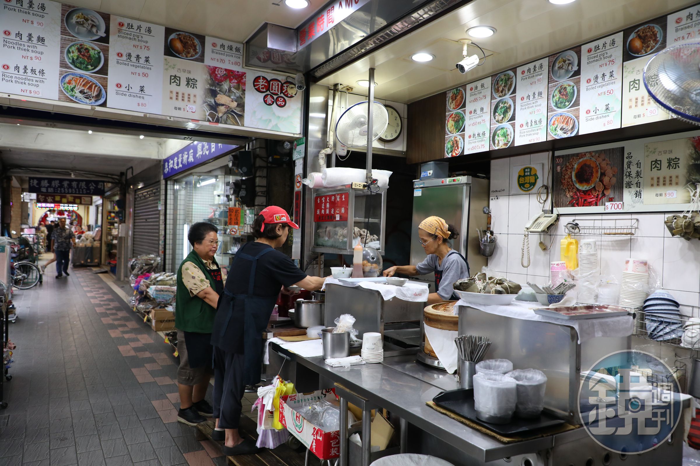 跟許多老店一樣，老圓環食品就開在騎樓下。