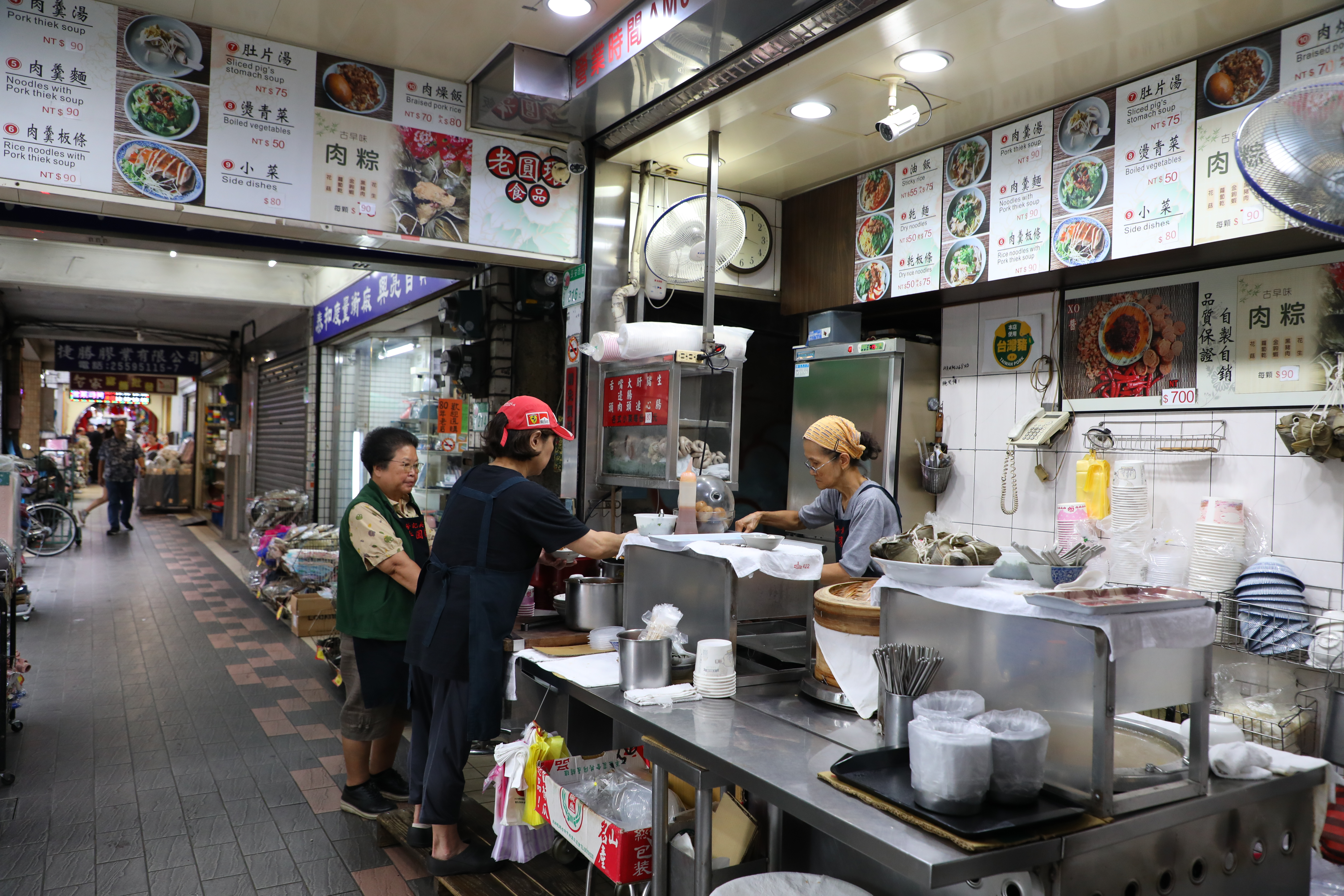 跟許多老店一樣,老圓環食品就開在騎樓下。