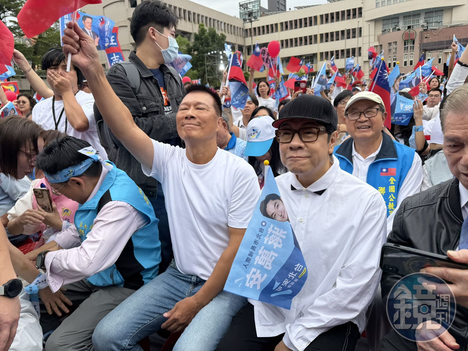 蔡康永現身蔣萬安競總成立大會 脫黑西裝外套露白色襯衫