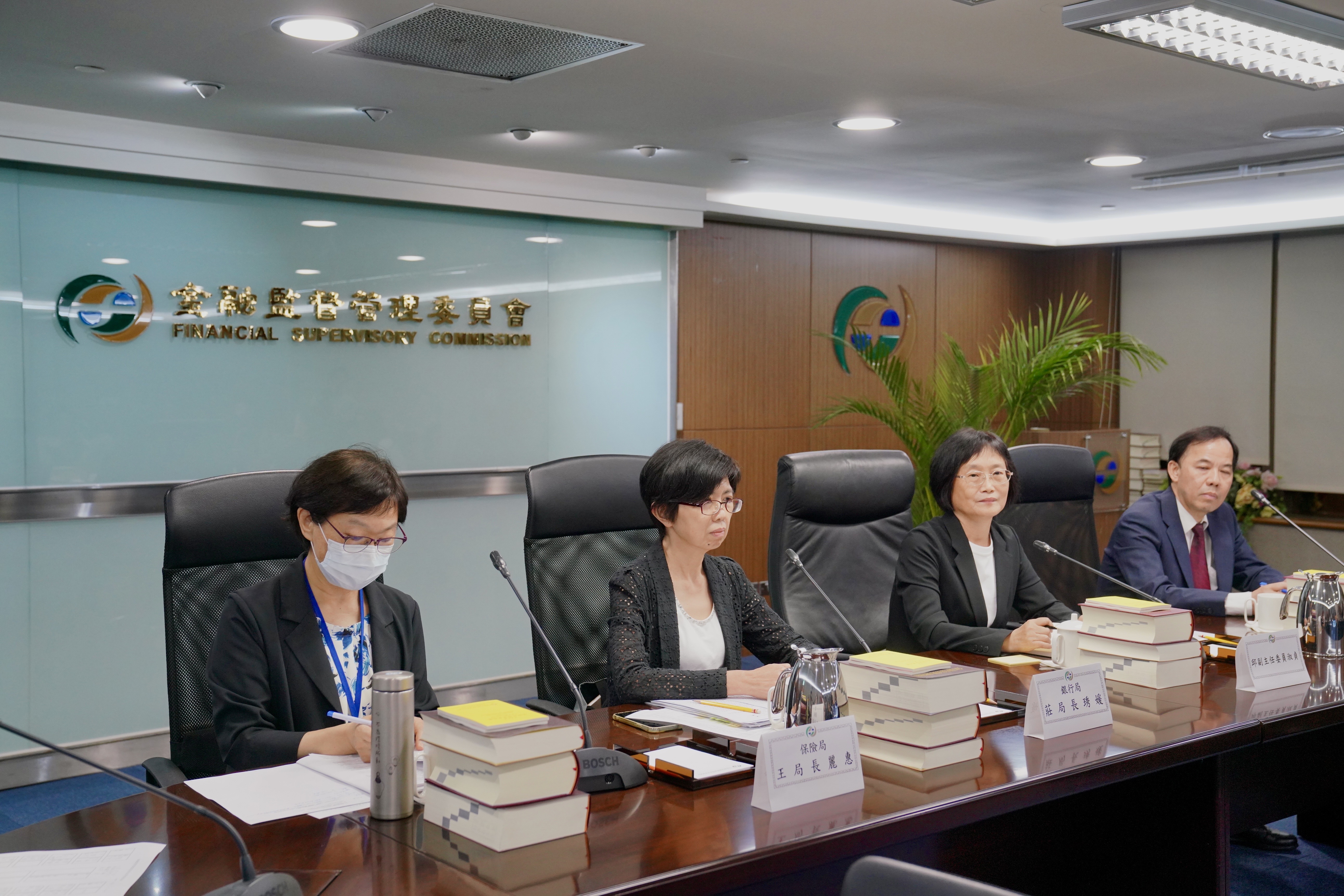 金管會搶在中秋節前夕，宣布中信金公開收購新光金案緩議。