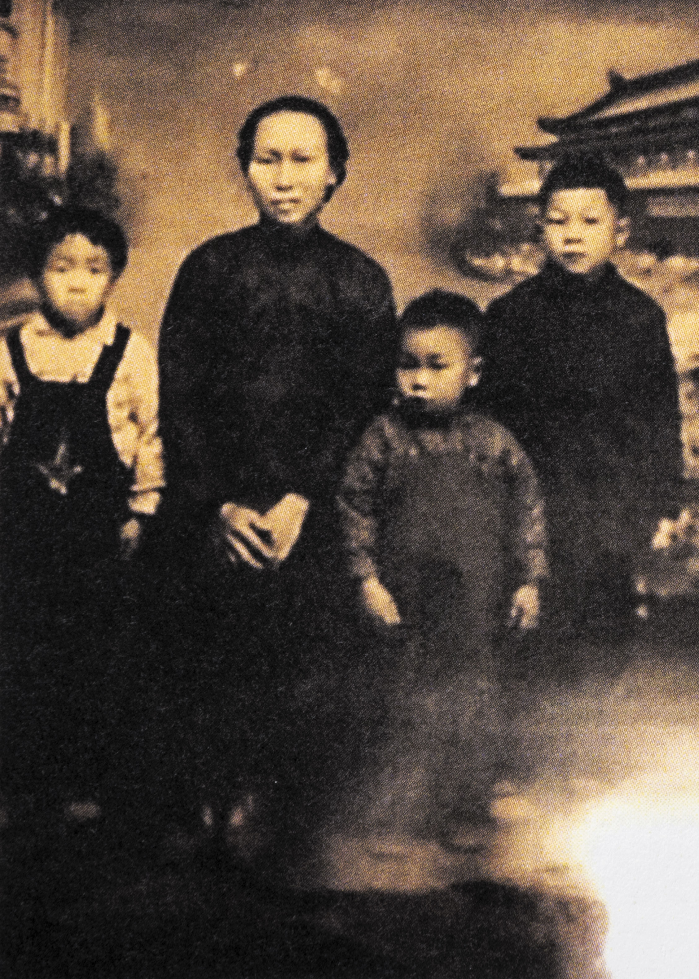 葉漢根的母親（左2）一人養大4個小孩，拍照時小妹尚未出生，葉漢根（右1）是長子。（葉漢根提供）