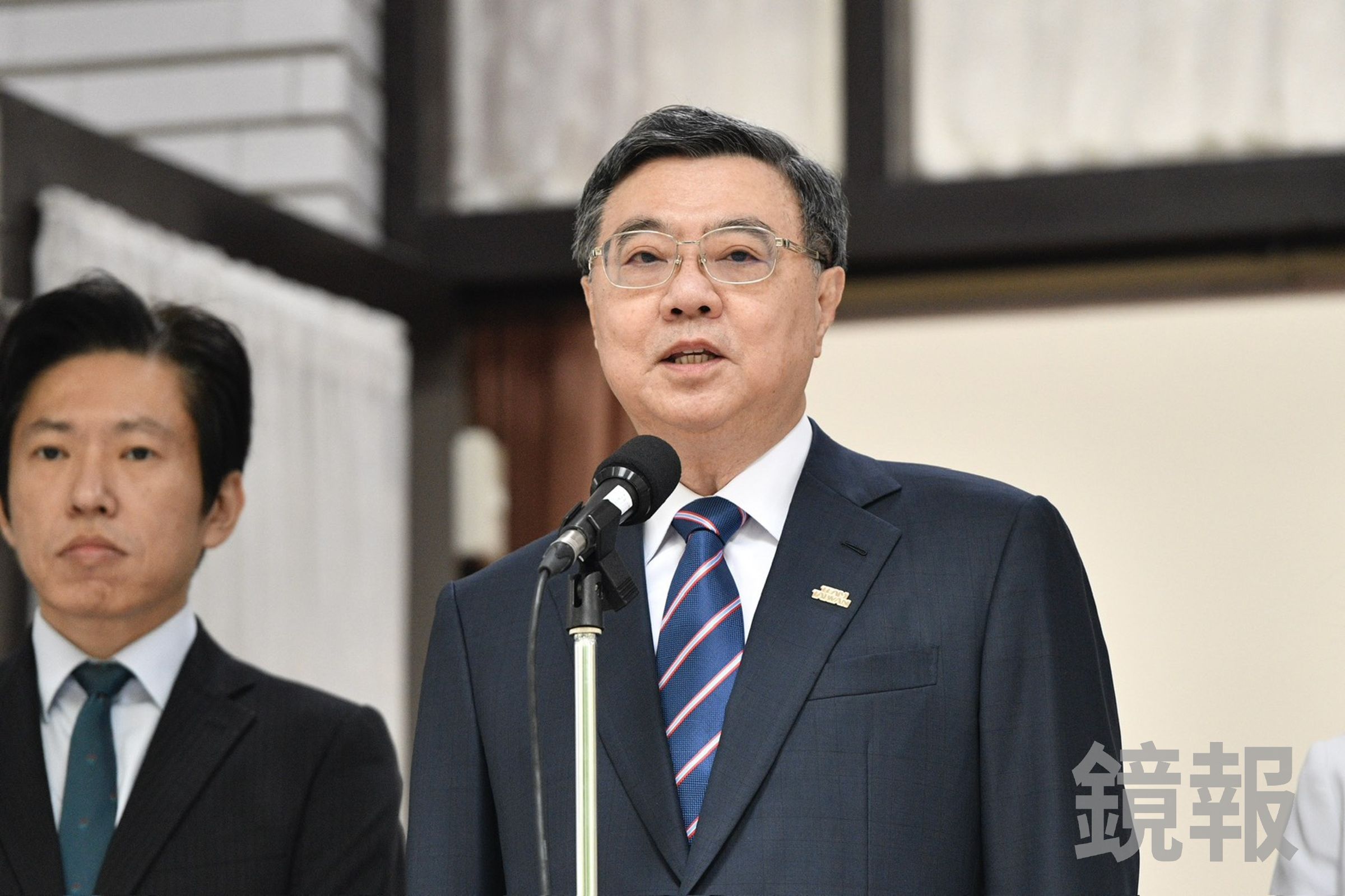 針對有違憲疑慮的停砍年改法案,行政院長卓榮泰表示,慧履行義務與責任副署、讓法案生效,但也會依法聲請釋憲,讓憲法法庭做最終裁判。(鏡報李智為)