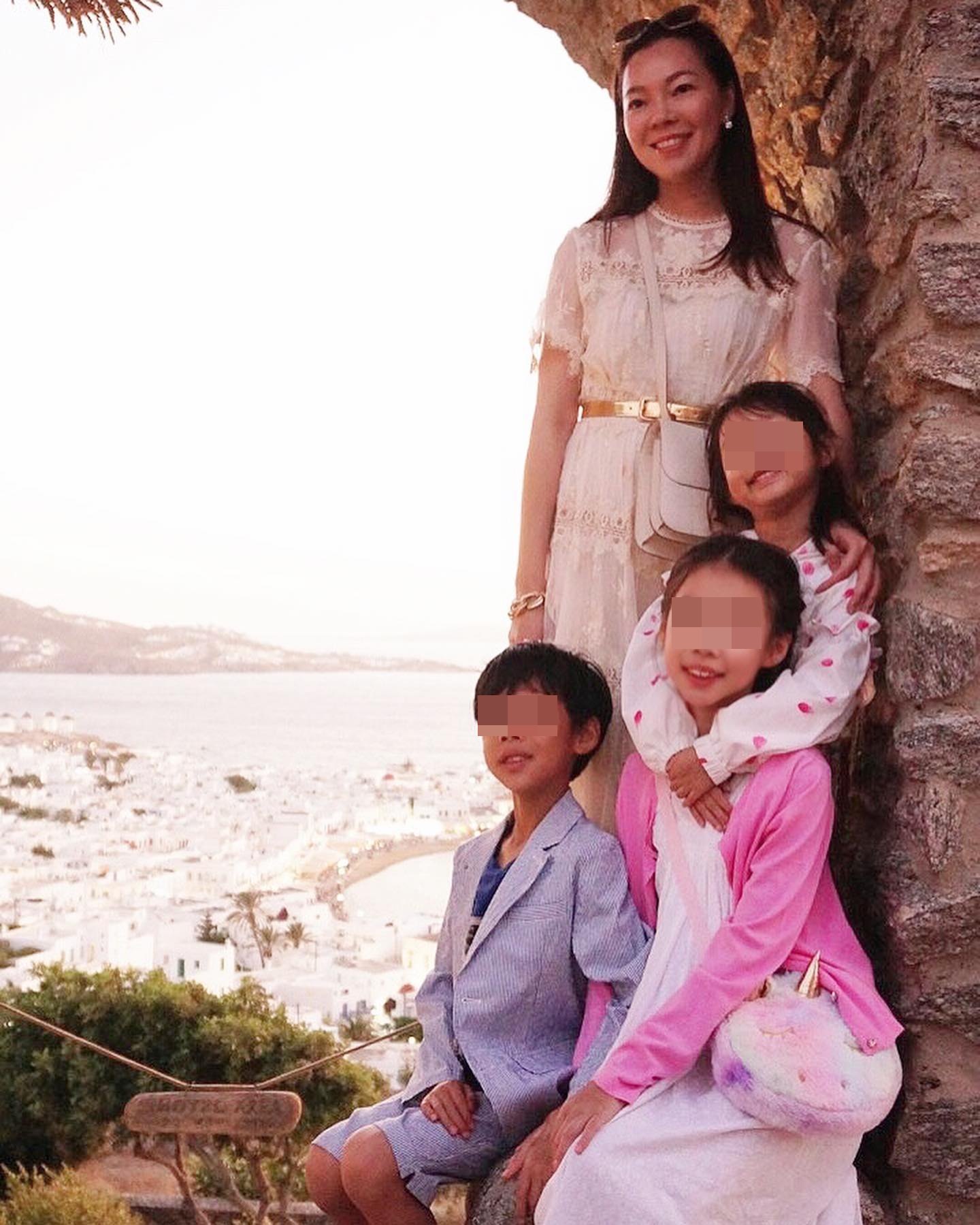 曾馨瑩過去和孩子們到希臘旅遊，曾背著奶油白Constance 24合照。（翻攝曾馨瑩IG）