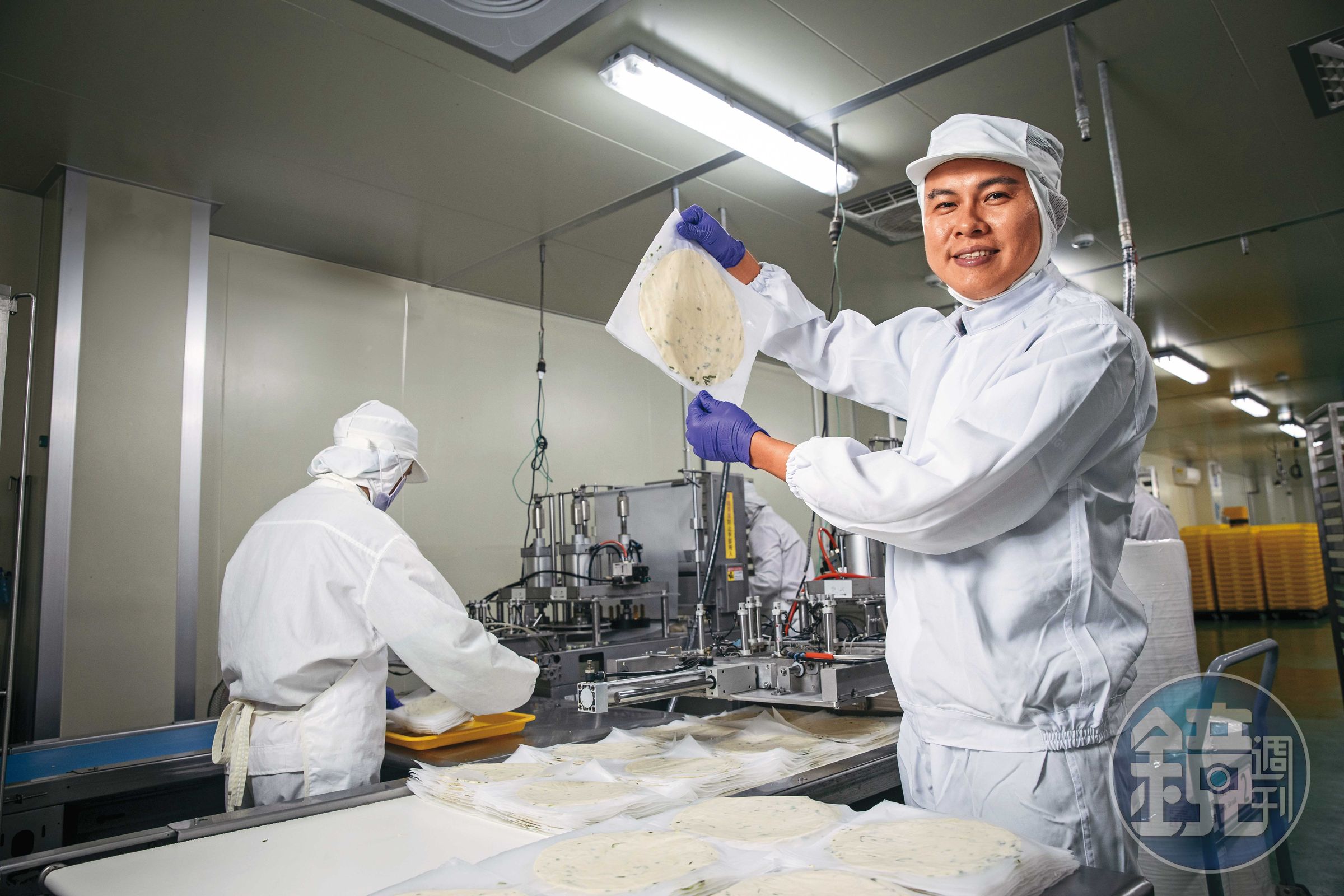 陳冠霖24歲回家接班,把瀕臨倒閉的小食品廠,一路推上蔥抓餅市占前5大廠,拉亞、Q burger等知名連鎖早餐店都是其客戶。