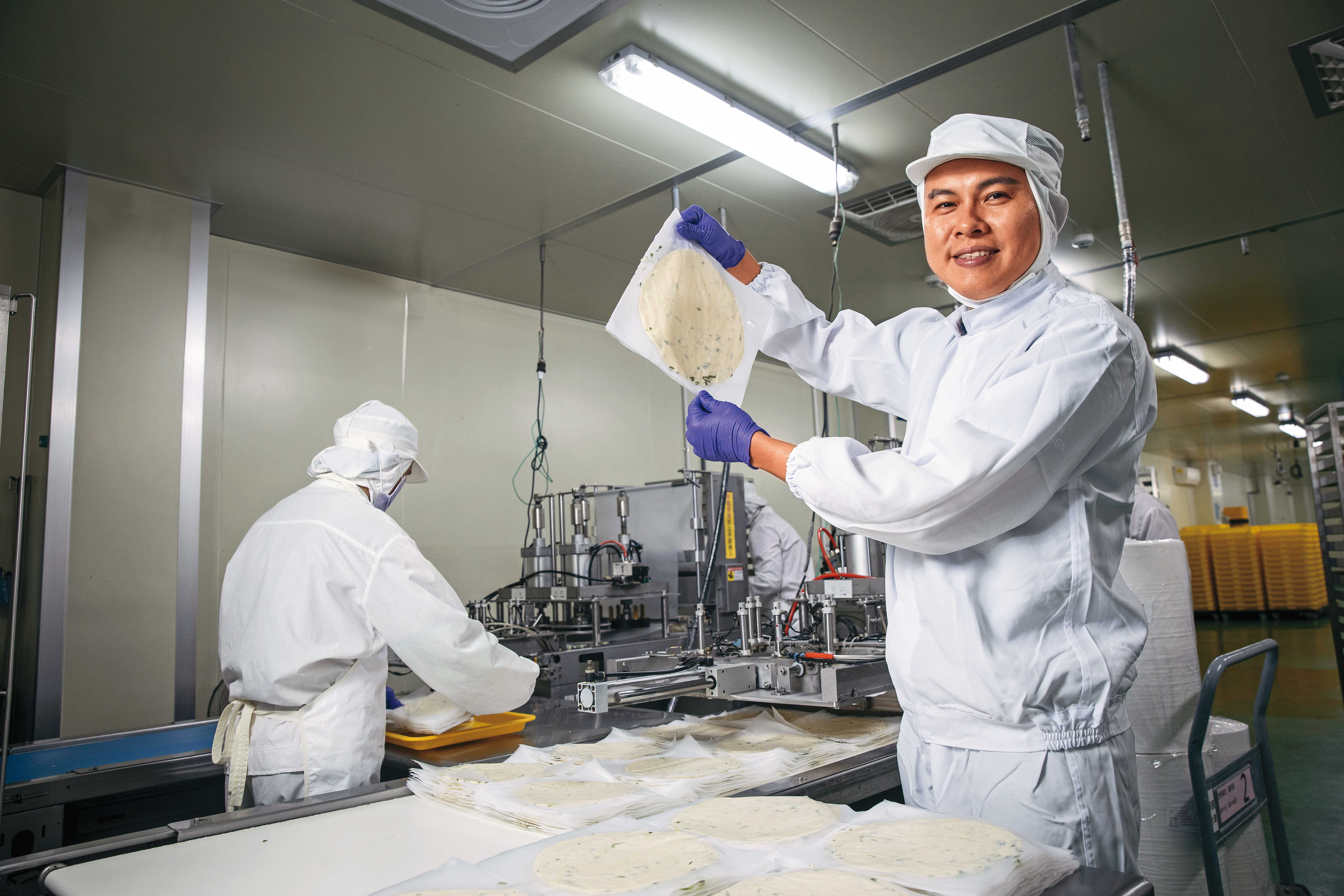 陳冠霖24歲回家接班，把瀕臨倒閉的小食品廠，一路推上蔥抓餅市占前5大廠，拉亞、Q burger等知名連鎖早餐店都是其客戶。