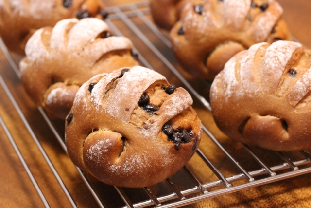 經濟部稱連鎖麵包店採時間電價，每月可省1.7萬元，不過卻引發網友砲轟「是要員工半夜來加班烤嗎？」（示意圖，photoAC）