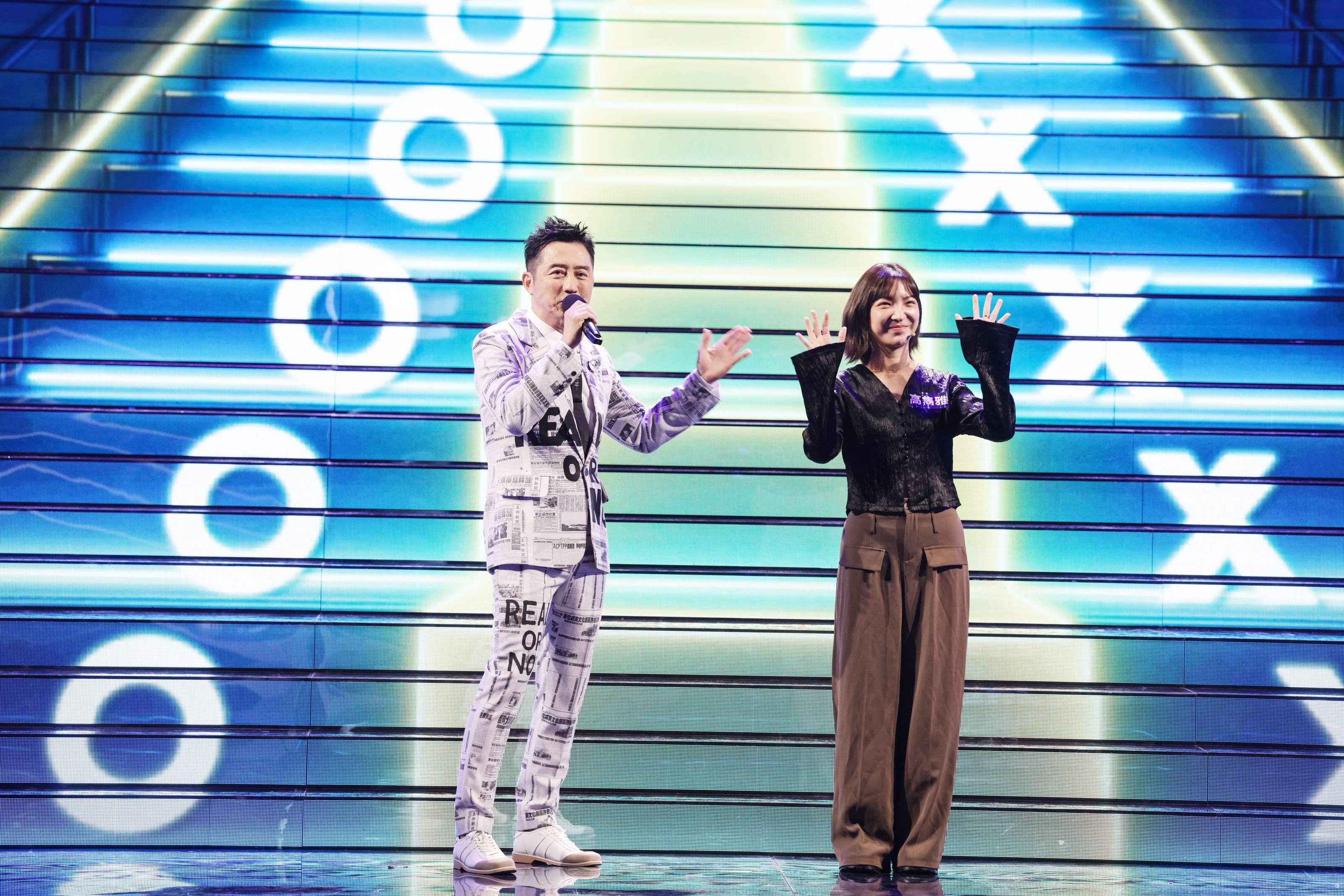 高雋雅錄影發揮「見紅」本領讓主持人哈林吃驚。（公視提供）