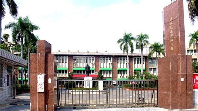 鳳山高中校慶招募接待人員限定「女學生」，引發輿論爭議。（翻攝自Google map）