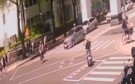 一名76歲劉姓婦人駕駛自小客車，行經台南市東區勝利路與大學路口暴衝，釀成1死2傷。（翻攝畫面）