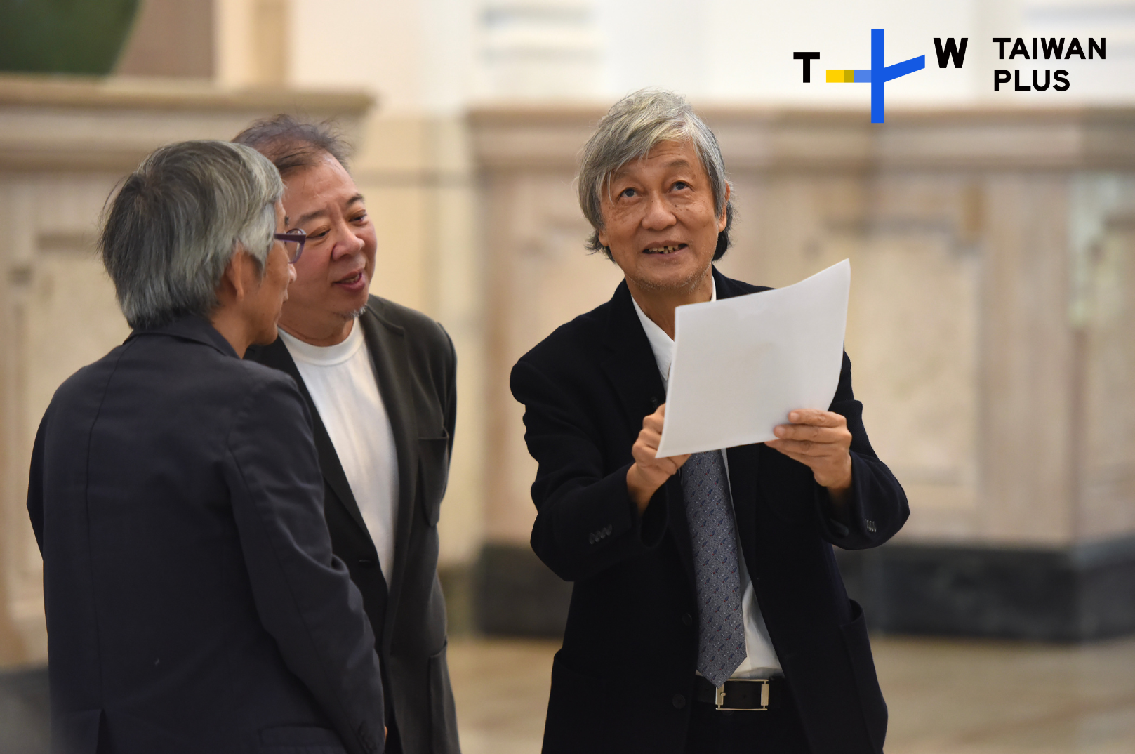 建築學者郭肇立（左起）、建築師蘇喻哲、學者李乾朗在總統府內找尋日本總督府嘗試建立的權威痕跡。（TaiwanPlus提供）