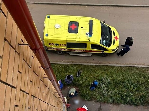 俄羅斯聯邦韃靼斯坦共和國（Tatarstan），一名僅21天大的新生兒從住家4樓窗戶墜落。（翻攝自《每日郵報》）