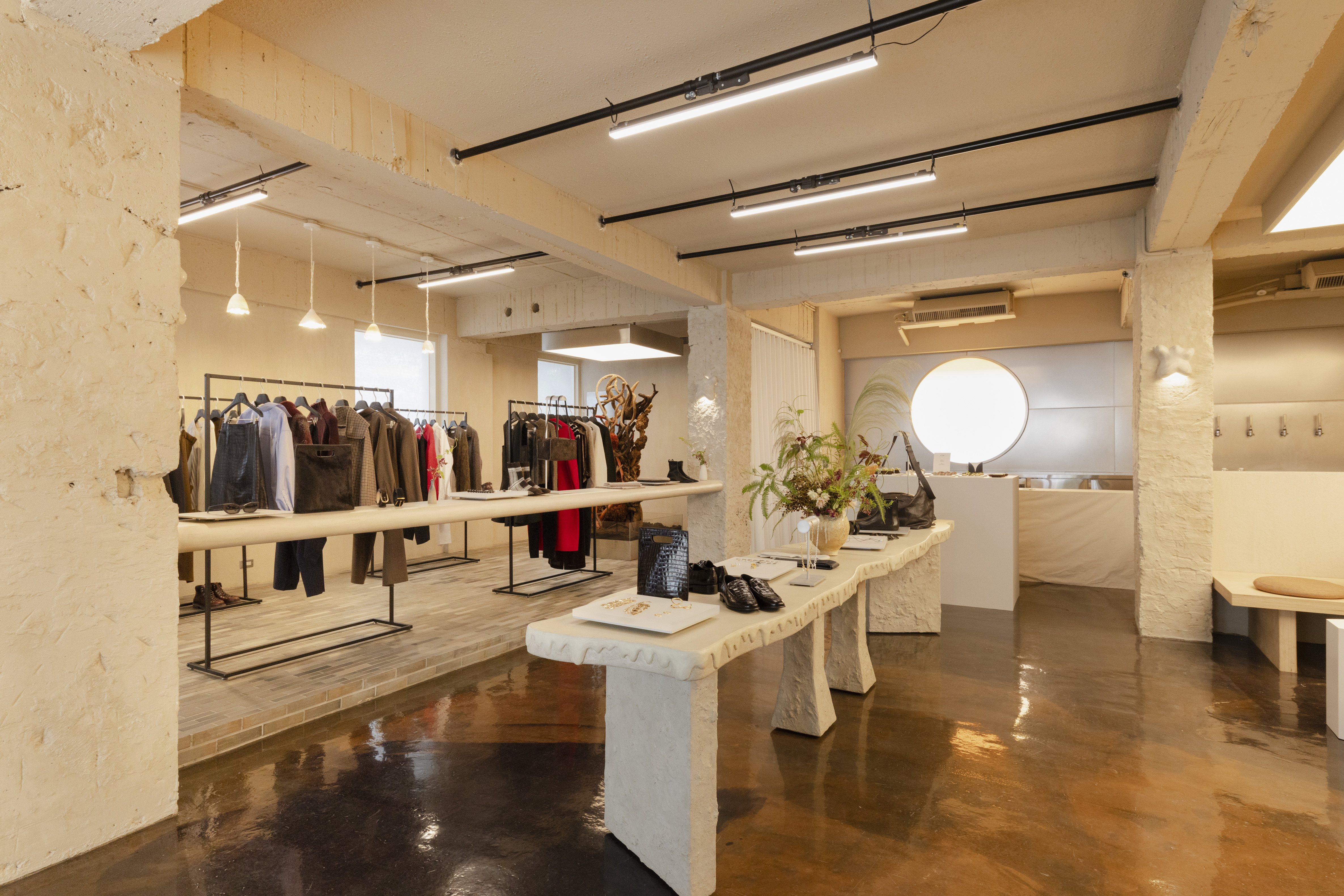 COS預覽會選址於一間極簡風格的靜謐茶室，呼應品牌一貫對美學與工藝的堅持，展現去繁從簡、回歸本質的設計理念。（COS提供）