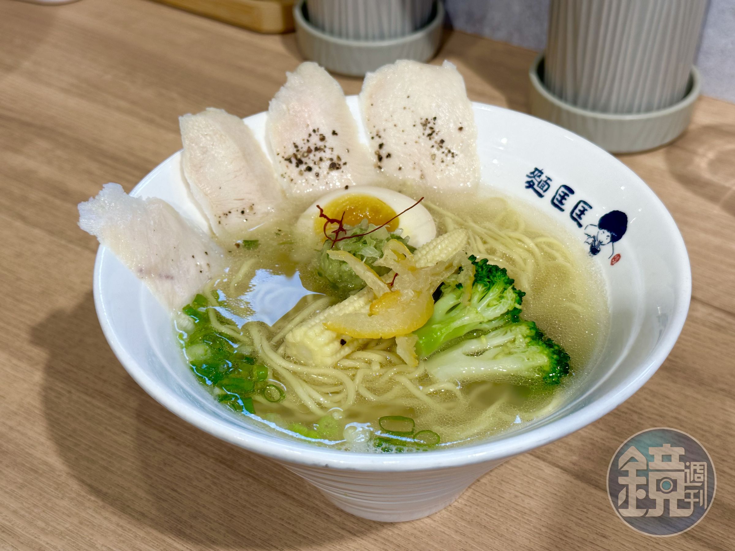 「柚見小清新嫩雞拉麵」使用日本黃金柚做出清香爽口的滋味。(180元/碗)