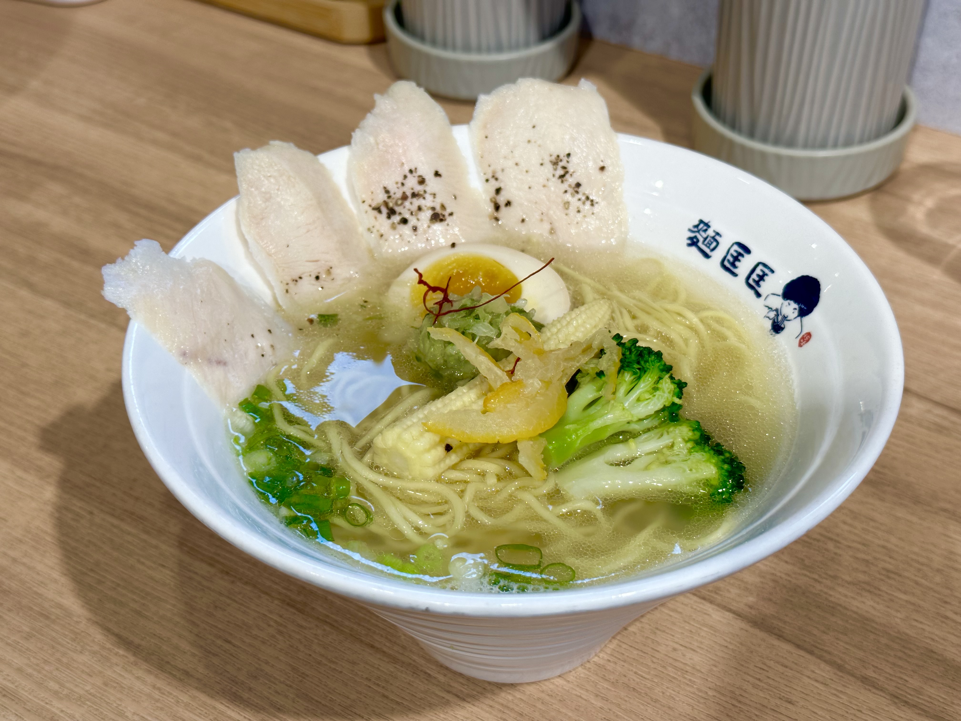 「柚見小清新嫩雞拉麵」使用日本黃金柚做出清香爽口的滋味。（180元／碗）