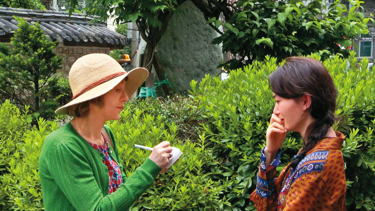 伊莎貝雨蓓飾演的旅人靠教法語賺取生活費，卻與學生的語言與文化隔閡產生不少摩擦與火花。（可樂提供）