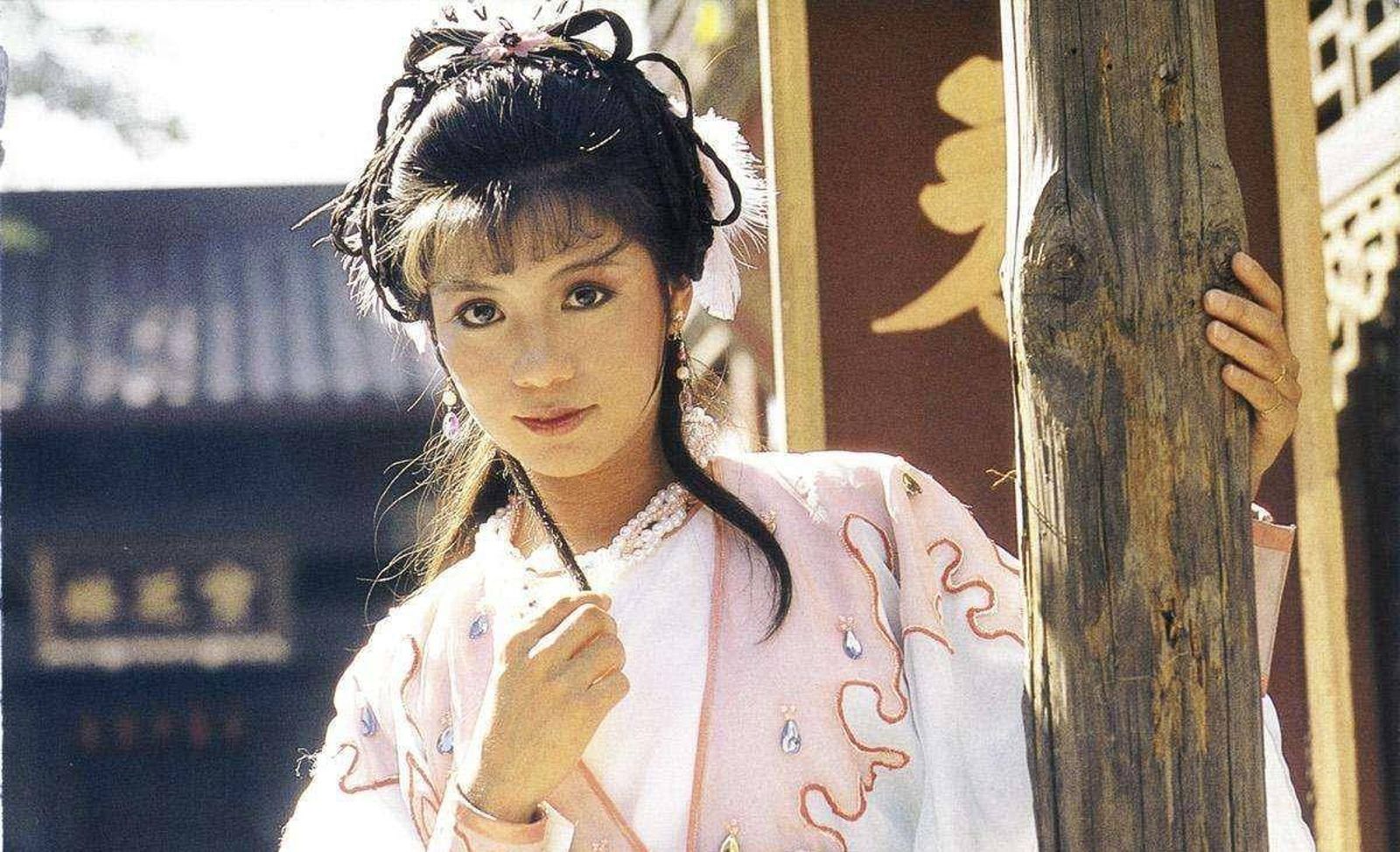 早年「俏黃蓉」的代表人物是1983年版的翁美玲，她因與男友湯鎮業的感情不睦而開煤氣自殺，得年僅26歲。（網路圖片）