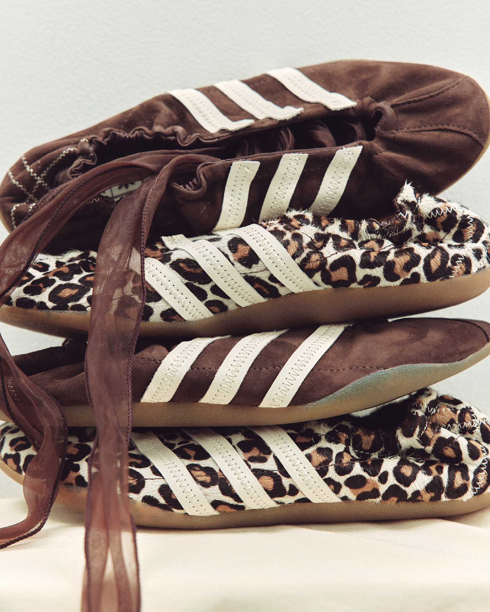 FRUITION x adidas Originals聯名系列推出焦糖咖啡色調與豹紋。各NT$3,890(FRUITION提供)