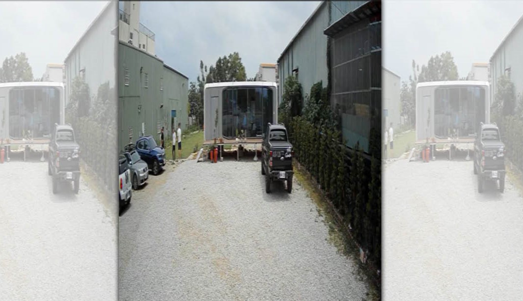 4位不明人士在A先生公司門口徘徊。（讀者提供）