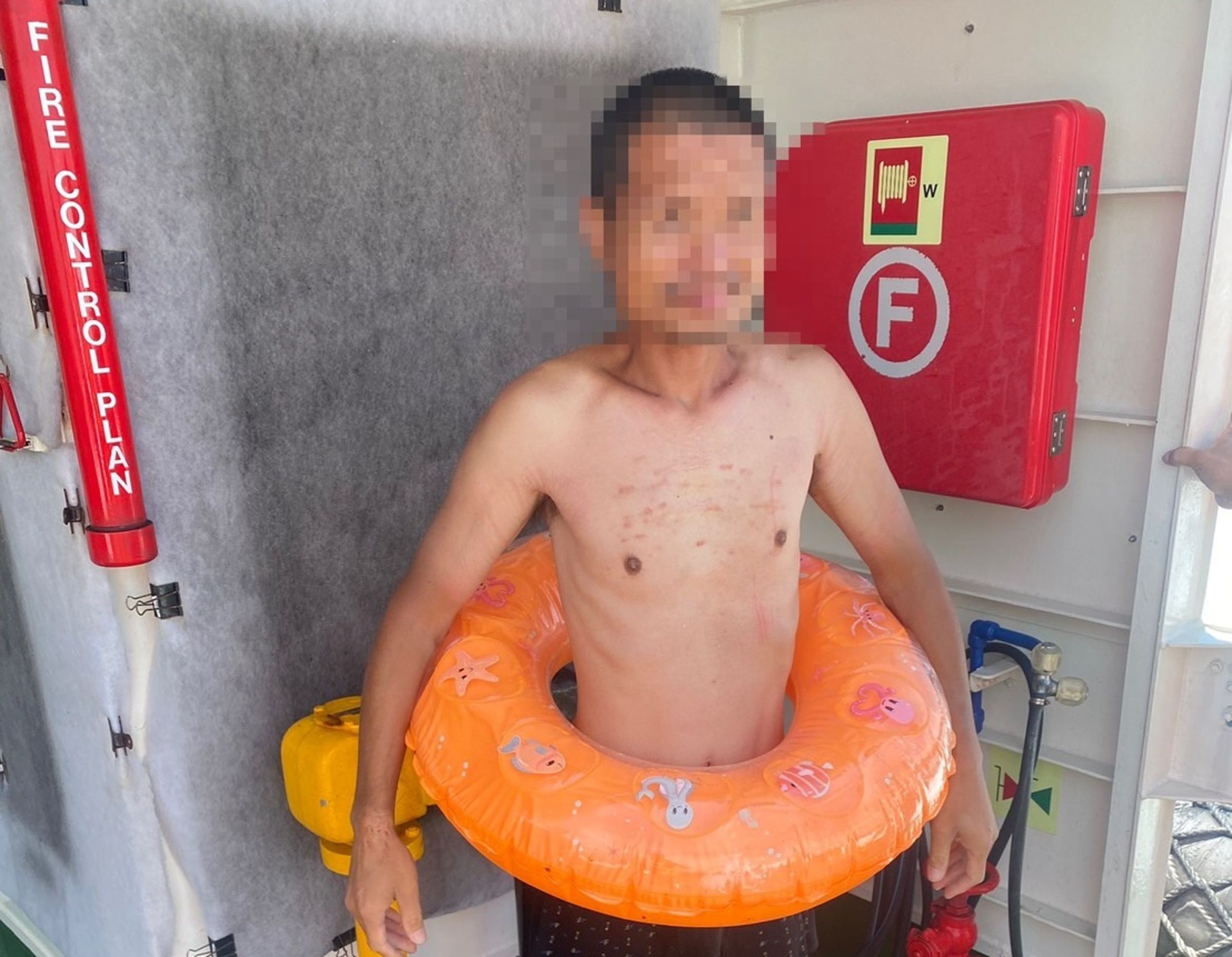 1名中國男子攜套游泳圈泅泳企圖偷渡金門大膽島。（海巡署提供）