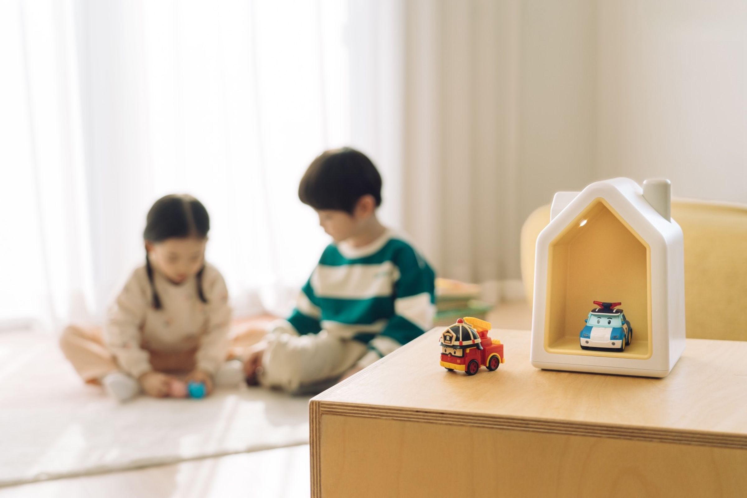 孩子被各種視覺、數位刺激包圍,但他們真正缺乏的是想像、思考與認真聆聽的空間。(kokozi提供)