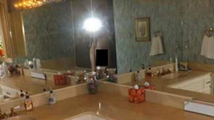 美國德州一名屋主也是因為「魔鏡」,全裸之姿意外曝光。(翻自《福斯新聞網》)