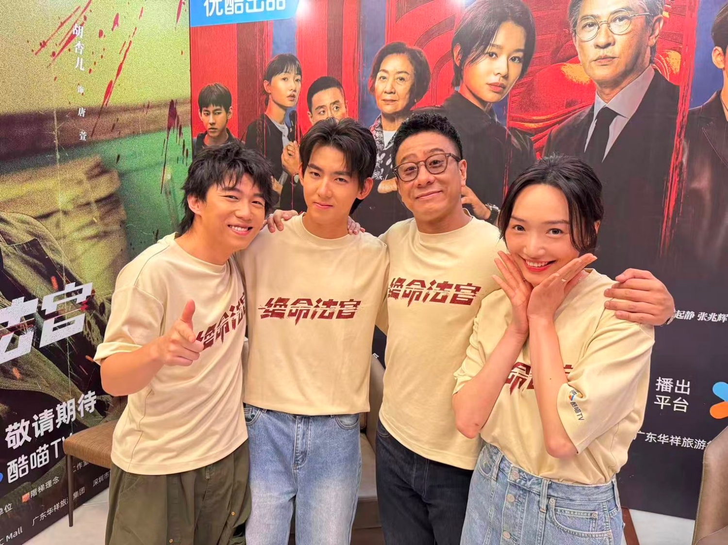 曾向鎮(左二)在香港影集《絕命法官》與蔡思韵(右)、朱栢康(右二)合作。(大思娛樂提供)