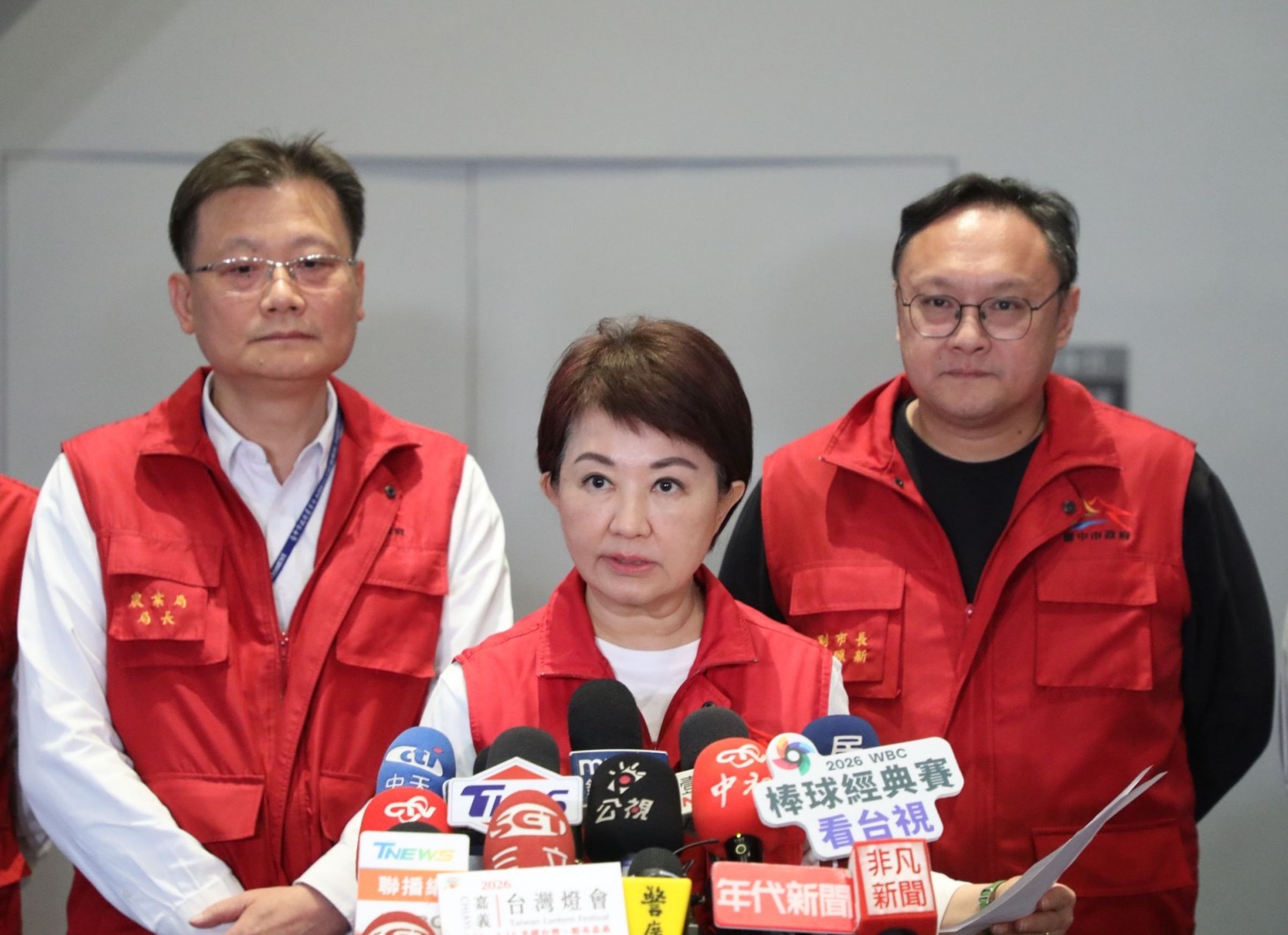 盧秀燕宣布裁罰業者115萬元,鄭照新強調台中不是疫情破口。(台中市政府提供)
