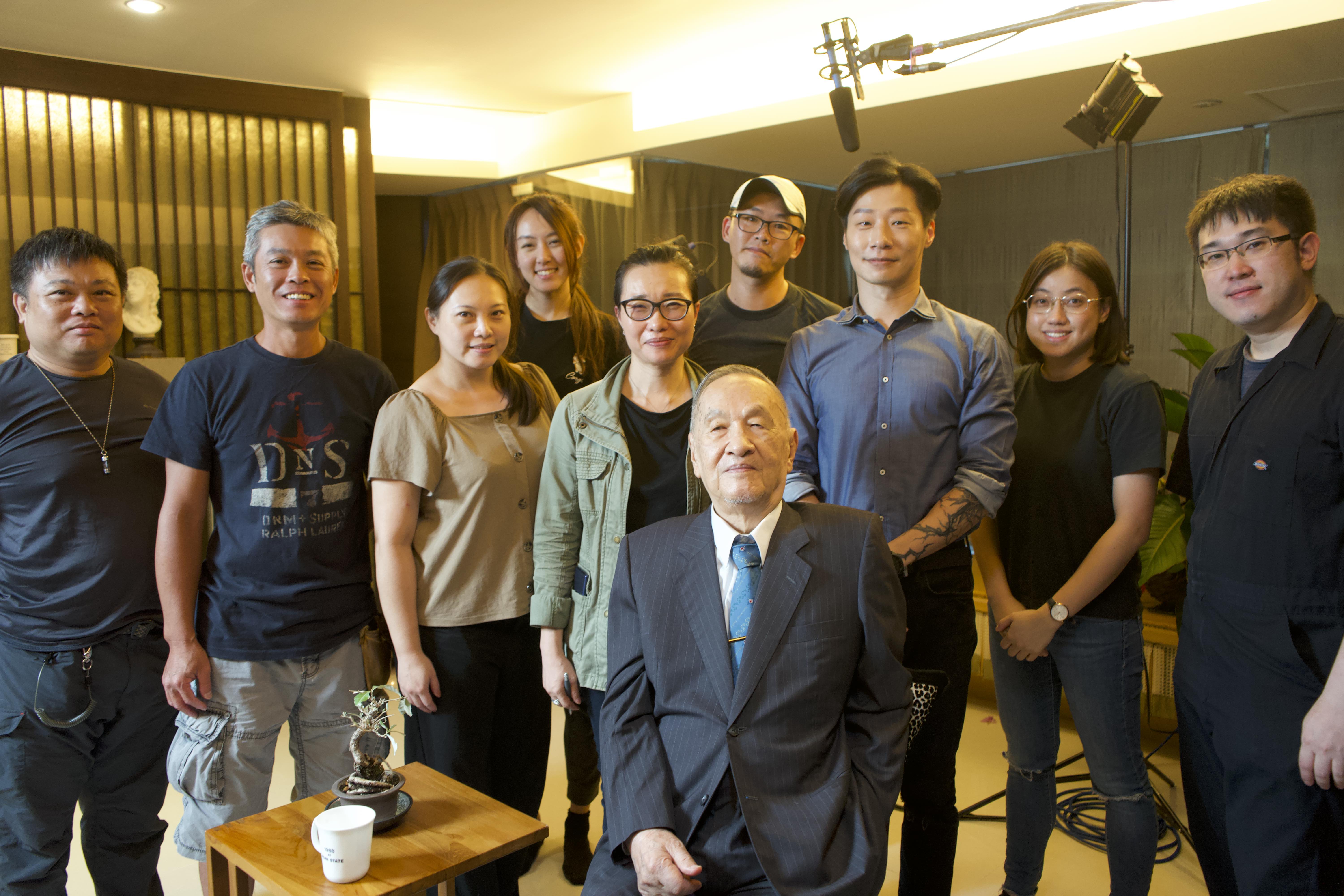 導演盧慈穎（左五）與受訪者彭明敏（前）、與談人林昶佐（右三）及工作團隊合影。     （林昶佐團隊提供）