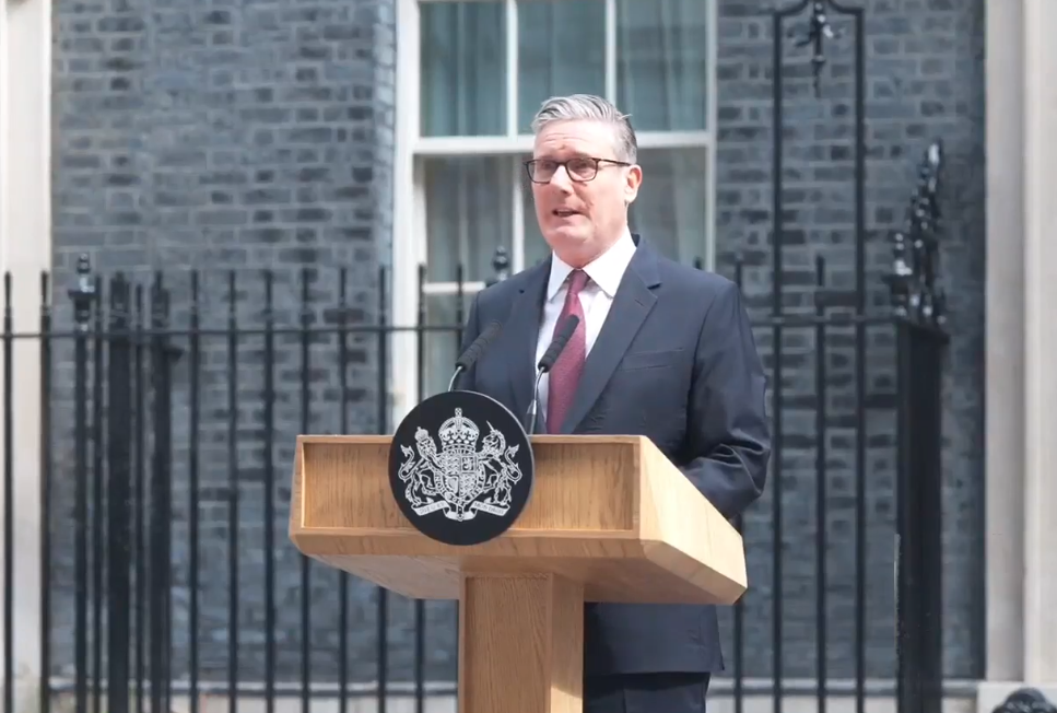英國首相宣布辭職!施凱爾含淚認輸 工黨慘輸千席「遭逼宮內幕曝光」
