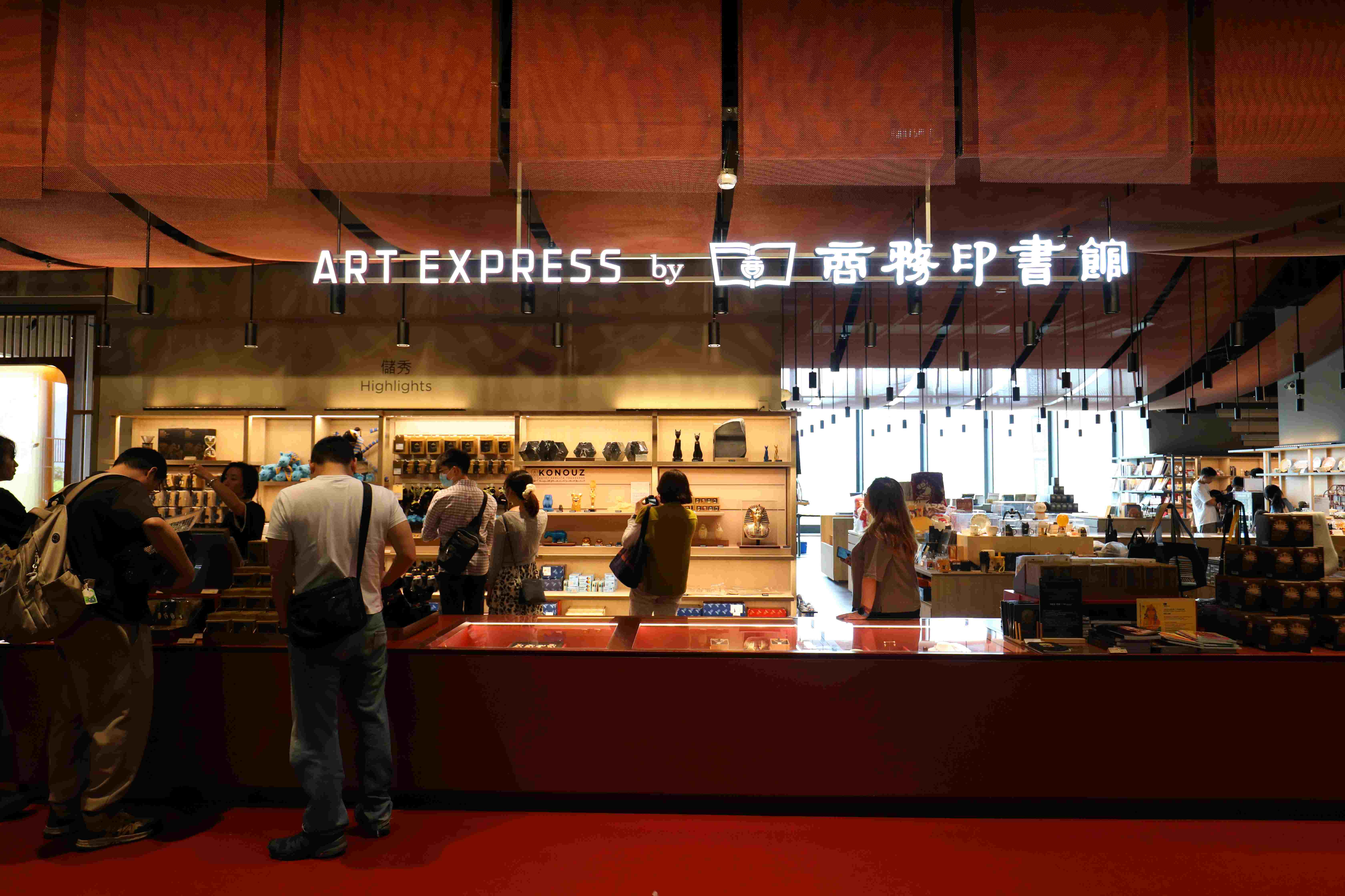 博物館商店展售超過140款及主題文創與限定商品，很適合大買特買。