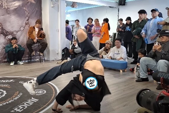 舞者Nini與另一名女舞者進行對決，21秒的舞蹈意外在日本爆紅。（翻攝自YouTube）