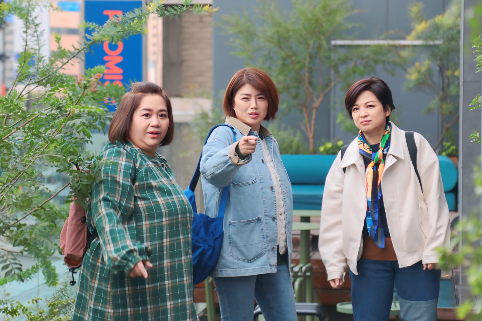 鍾欣凌(左起)、嚴藝文、楊貴媚為《老少女奇遇記2》到日本出外景。(桂田文化藝術基金會、桂田文創提供