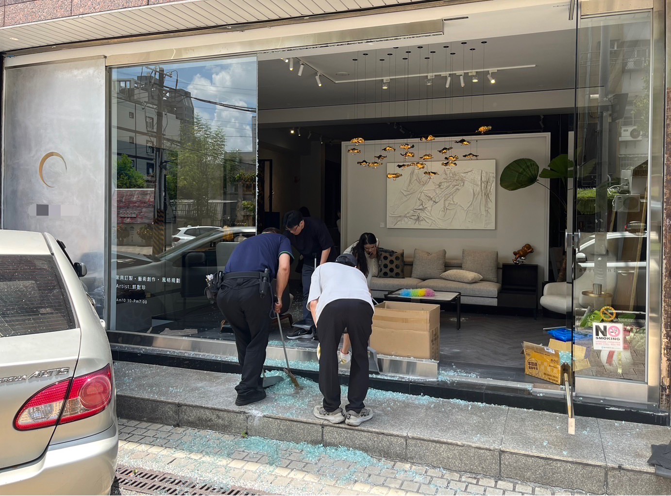 路旁郵筒也遭波及，被撞飛連根拔起。（翻攝畫面）