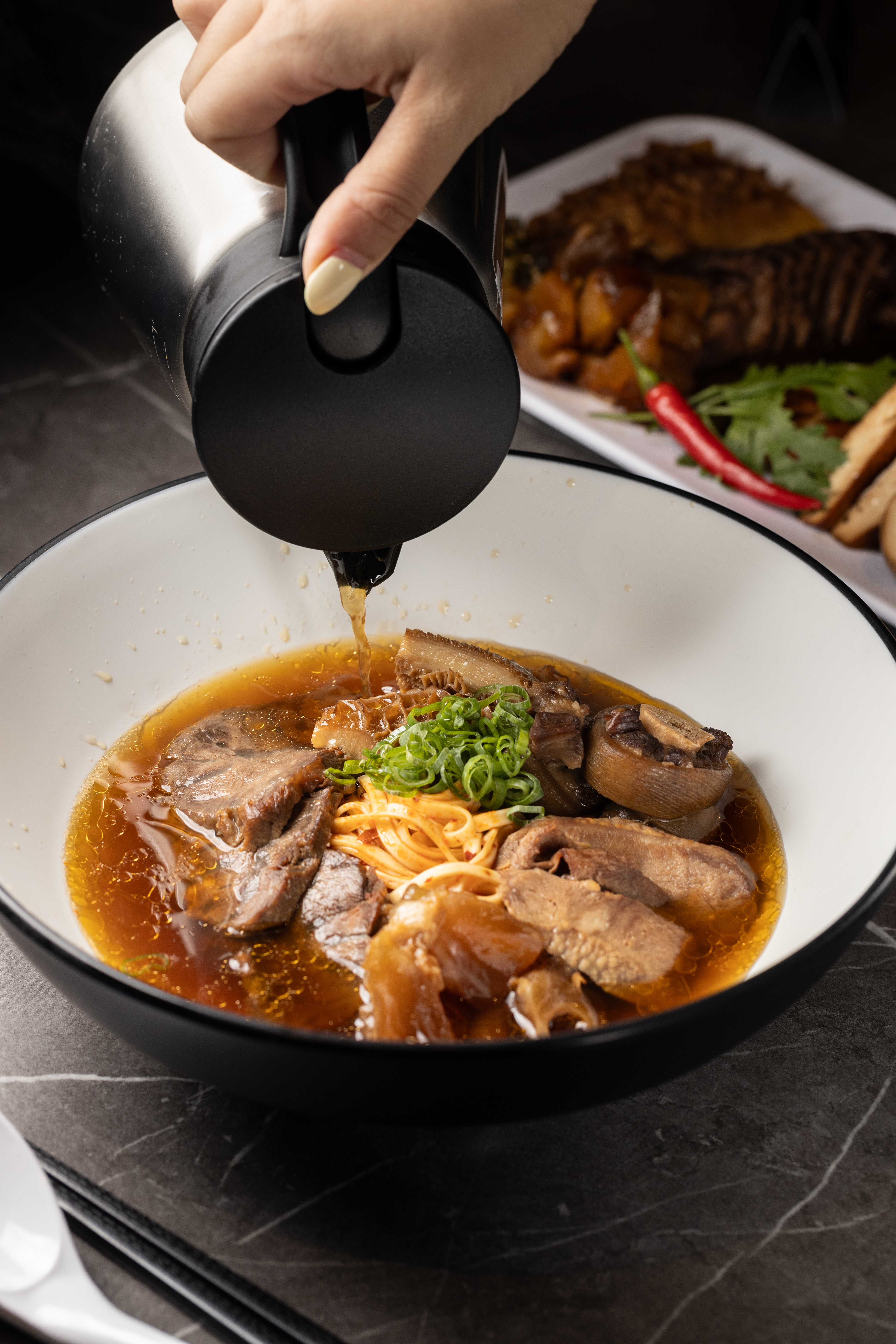 「大紅袍炭香紅燒牛肉麵」有牛腱、牛肚、牛筋、牛舌與牛尾,牛尾以炭烤處理,費時又費工。(650元/碗)