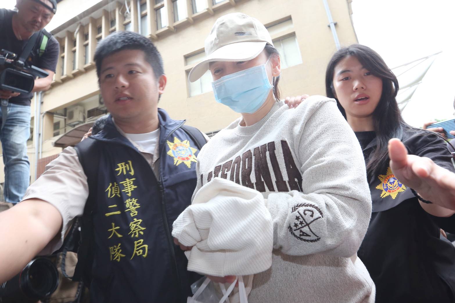 面對警方偵訊，劉喬安二度表示身體不適，警方戒護送醫檢查後確認無礙，已將其解送新北地檢署歸案。（鏡報姜永年）