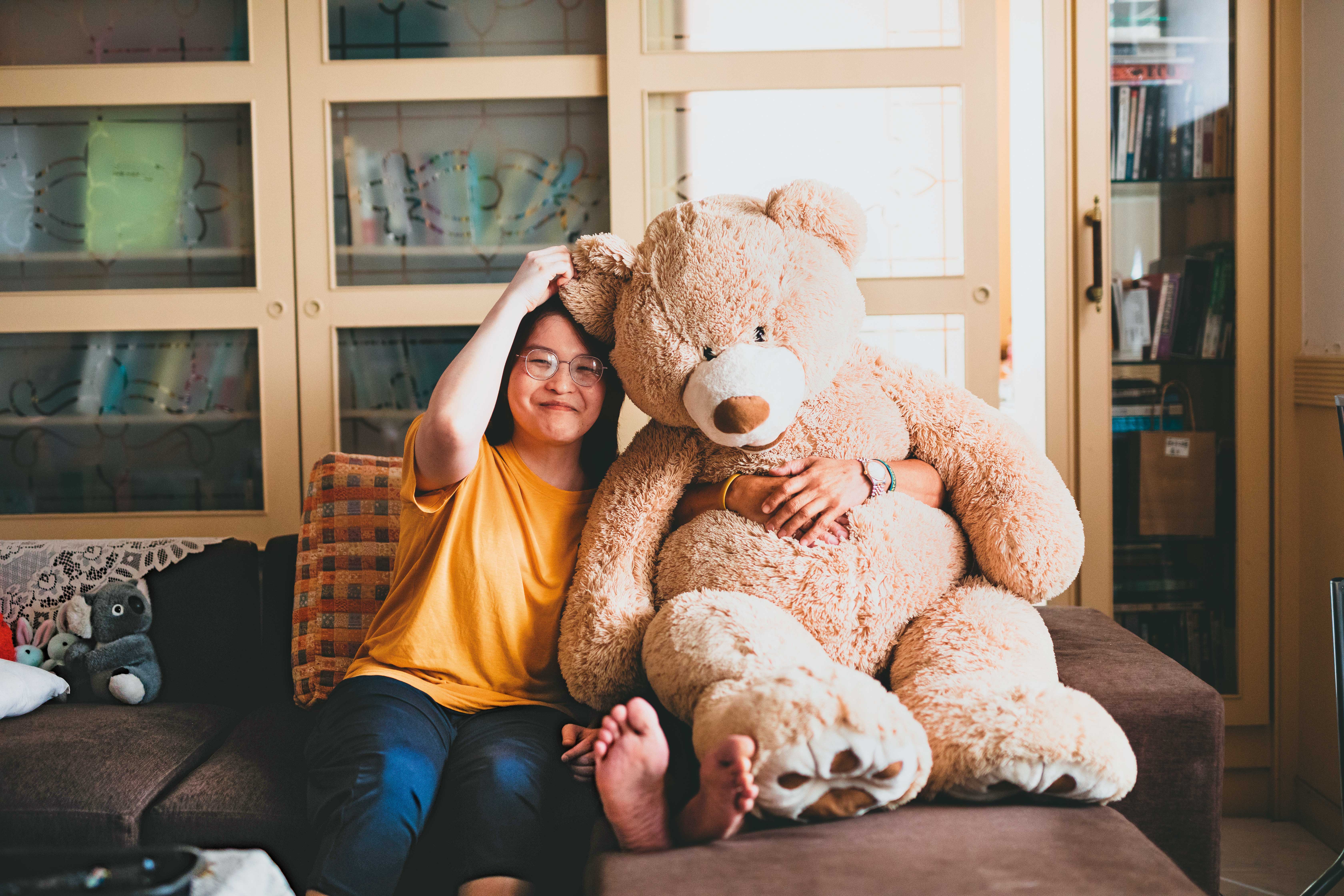 小那（左）從大學休學後，父親（右）特別買大型玩偶熊安慰她。