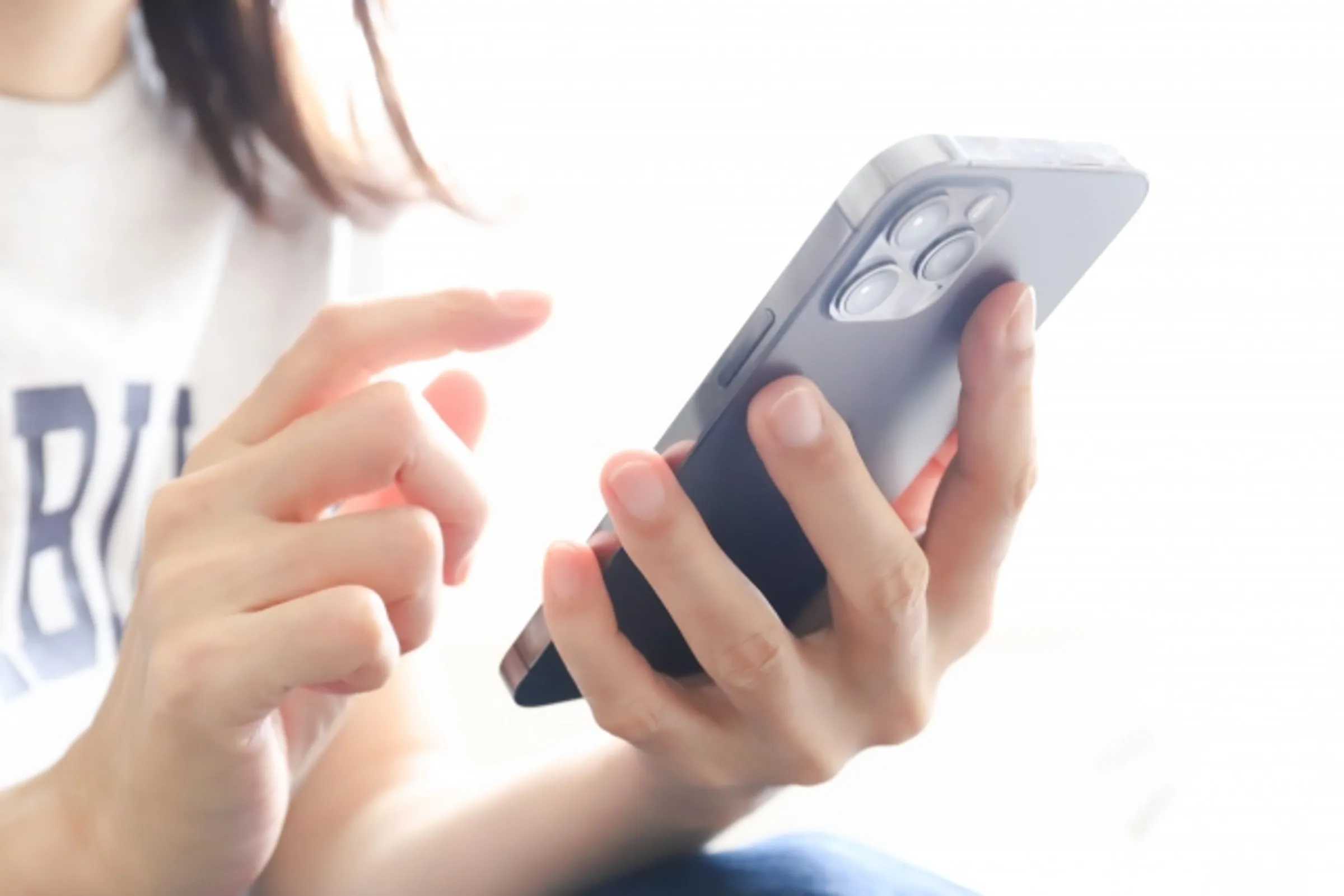 網友分享LINE帳號如果被盜，可透過「再次登入」功能重新認證，成功救回帳號。（示意圖，photoAC）