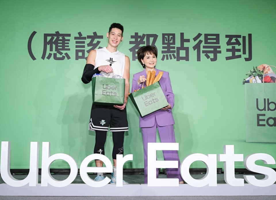 沈春華和林書豪一起代言外送平台，在廣告中「坐回主播台」，還拍了「動作片」。（翻攝自沈春華 Live Show臉書）