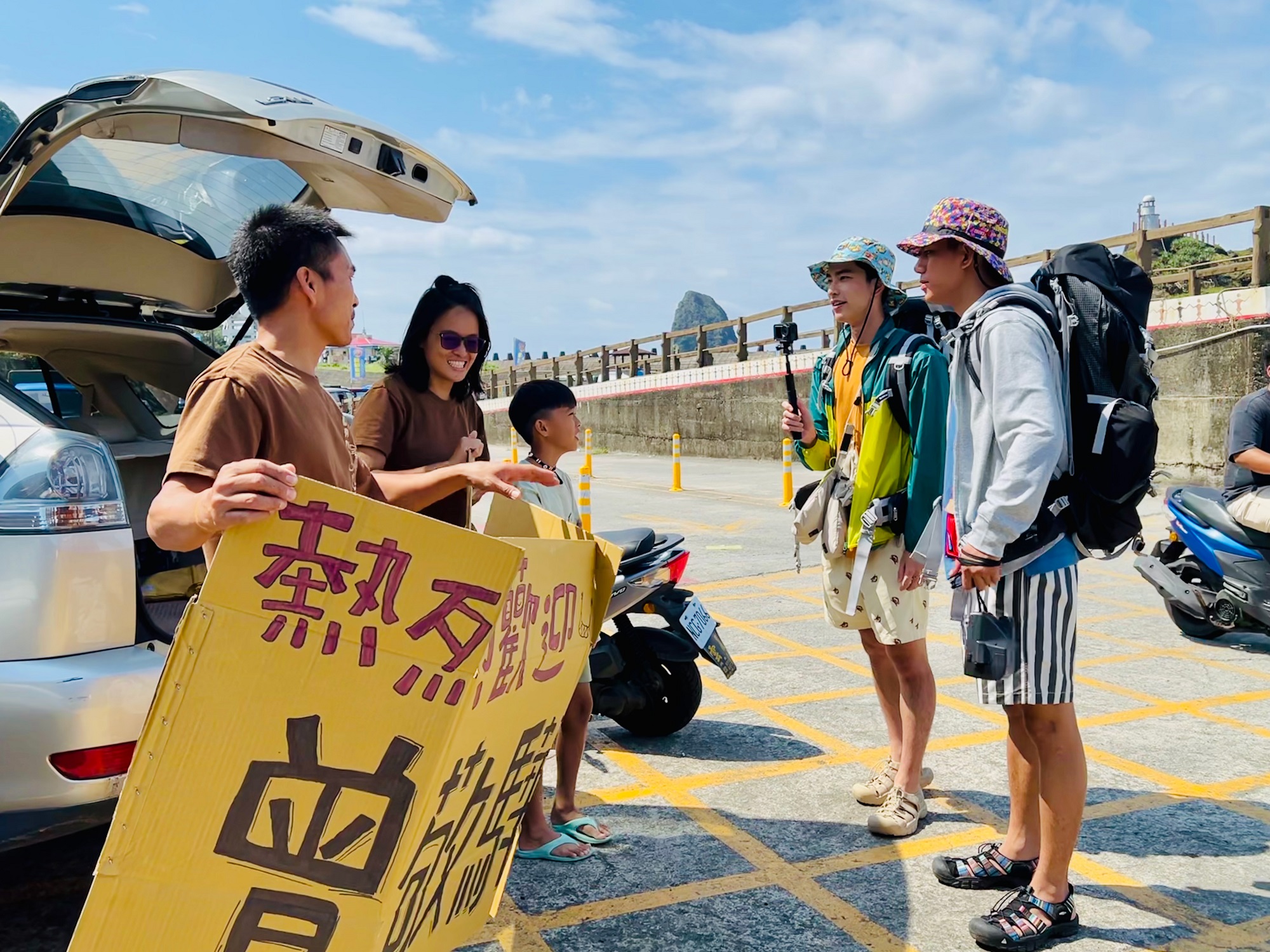 朱軒洋（右起）與曾敬驊抵達蘭嶼，吳阿婆一家人在港口熱情迎接。（公視提供）