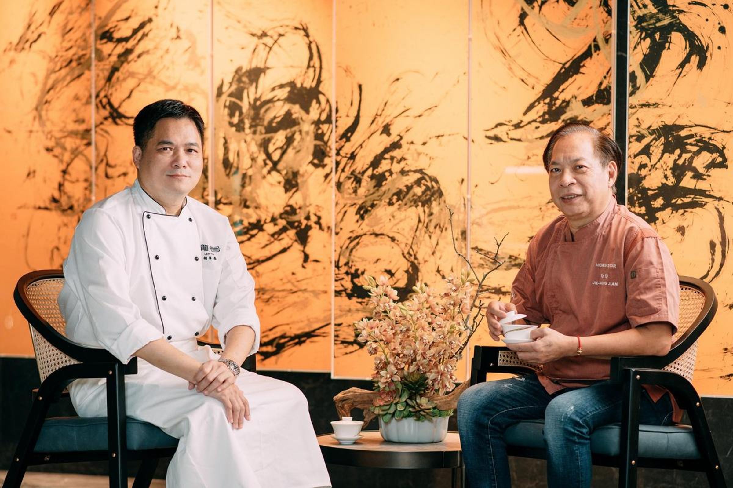 廚藝總監簡捷明（右）和駐守台北的行政主廚胡福春（左）聯手推出教科書級的全鴨宴。（朧粵提供）