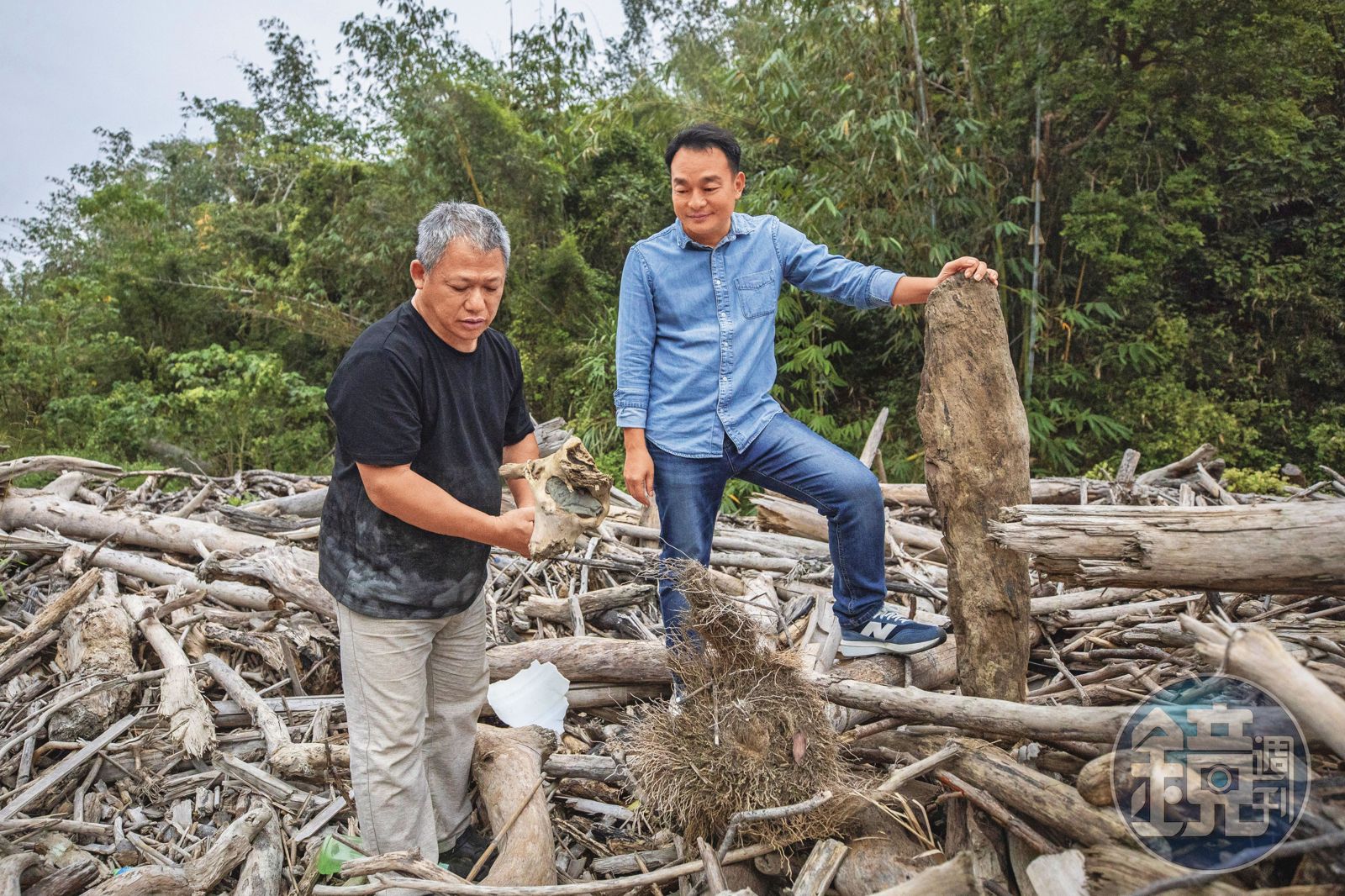 黃聖彥(左)與吳倚豪(右)因漂流木而相識,進而一起築夢,將製琴與音樂,變成社區人生活的一部分。