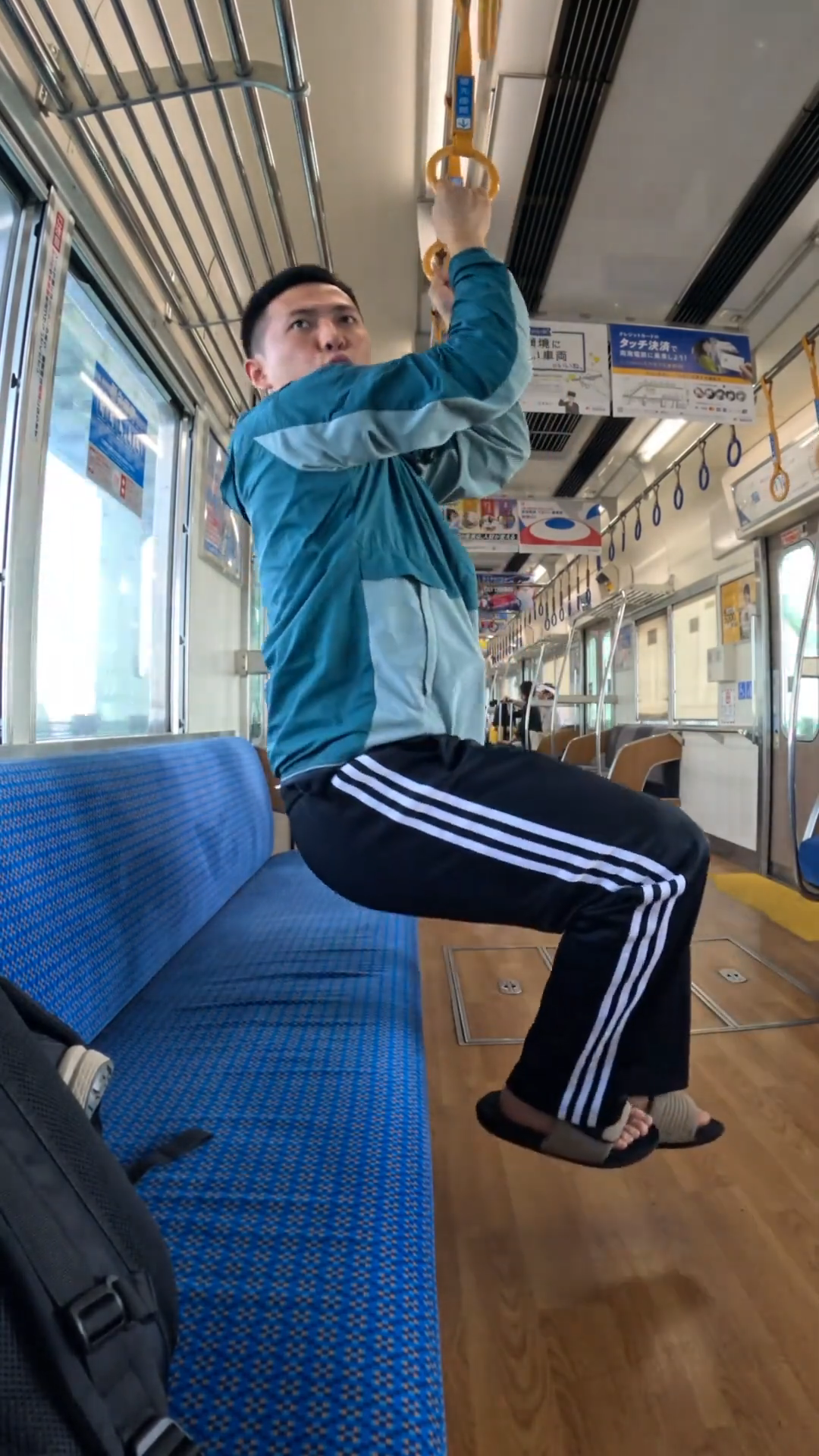  他搭乘南海電車時完全不理會其他乘客，直接橫躺在列車座椅上，還誇張如「猴子」玩起電車上的拉環。（翻攝自一棵樹YT頻道）