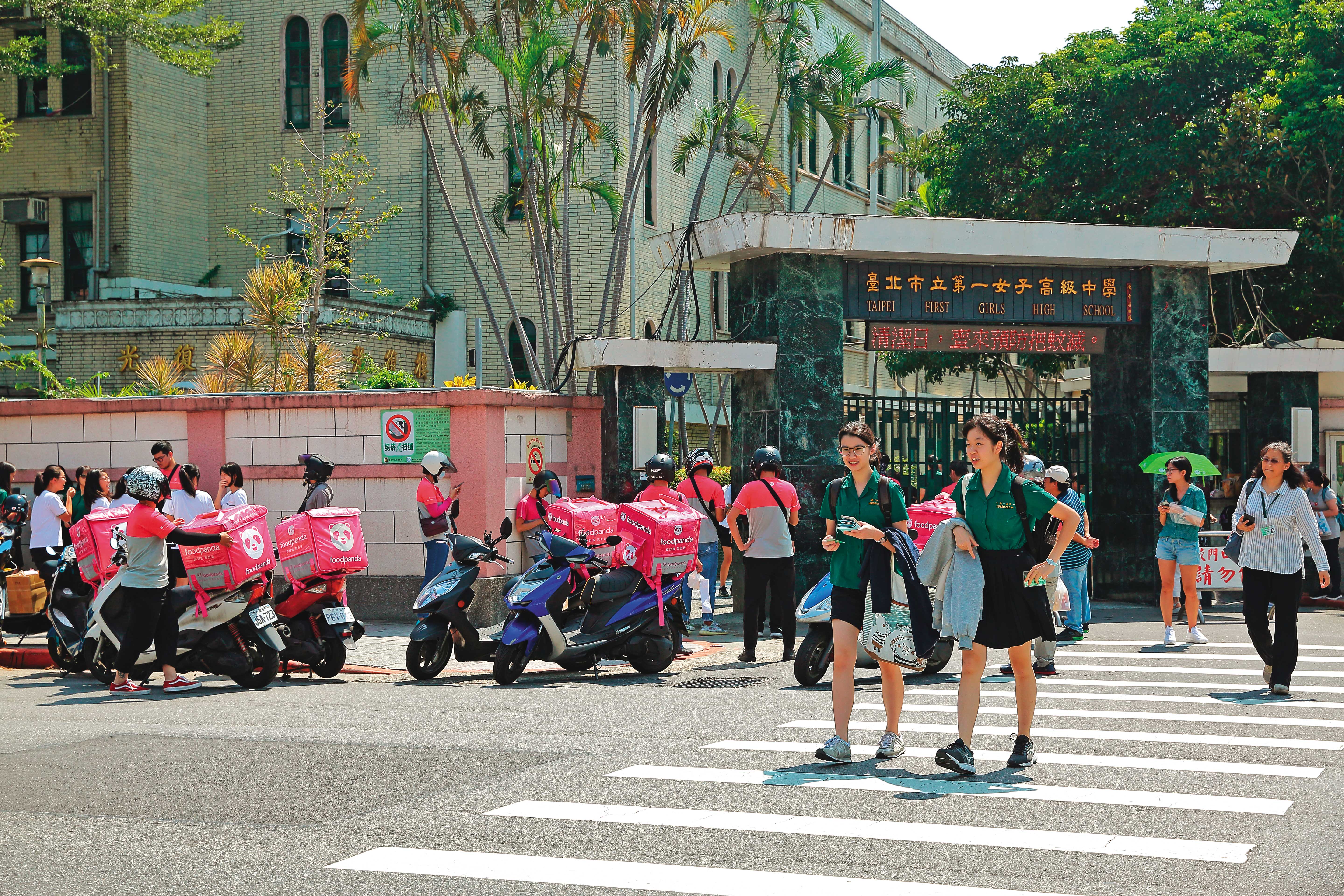 學生族群慣以外送平台叫餐，熊貓的外送員擠爆北一女校門口，被網友封為「粉紅大軍」。