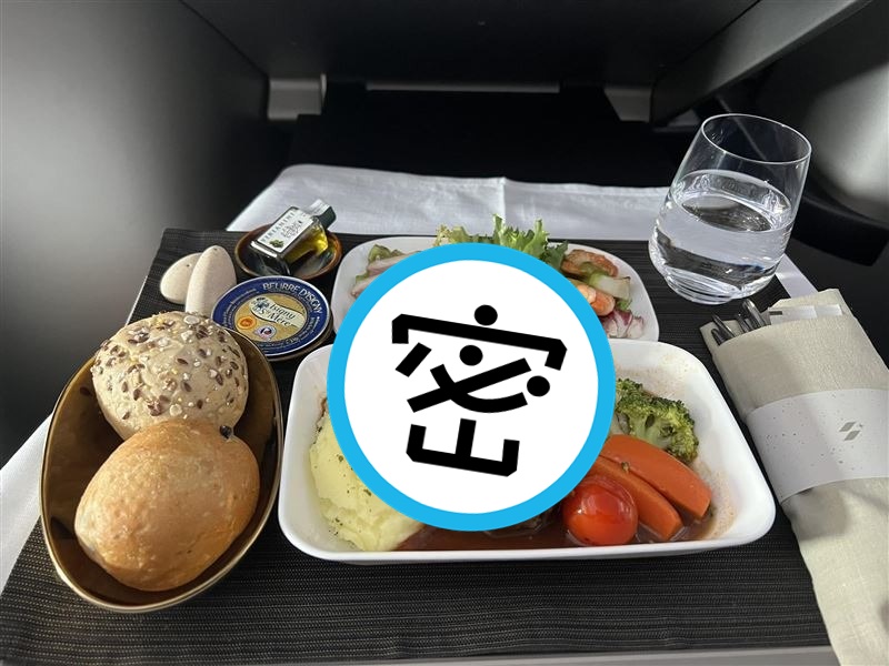 有網友抱怨搭星宇商務艙卻只能吃員工餐，網友看到菜色則紛紛歪樓。（翻攝星宇航空討論區STARLUX Airlines臉書）