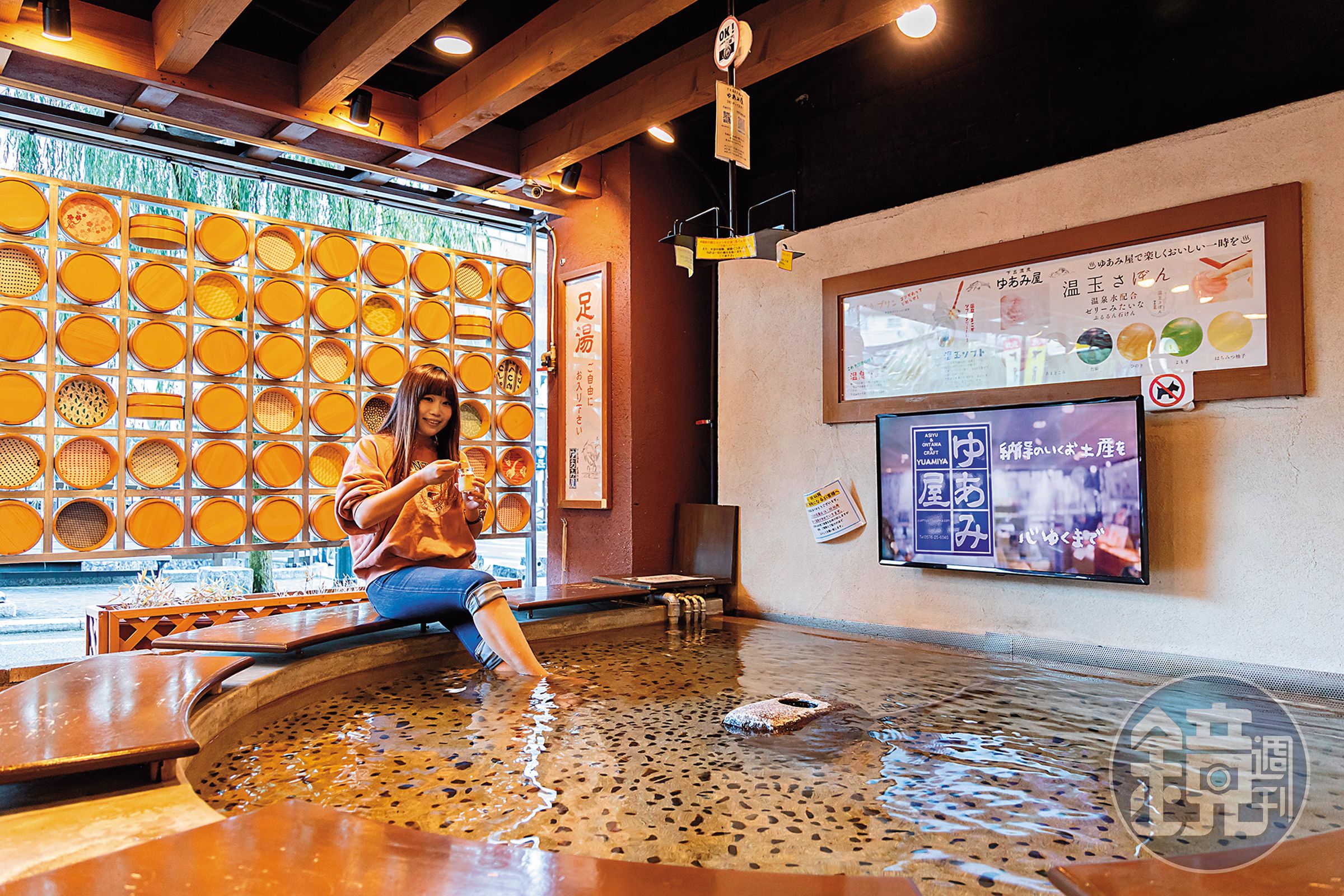 位於溫泉大街白鷺橋旁的「ゆあみ屋」，最著名的體驗是邊吃溫泉布丁，邊享受足底溫泉。