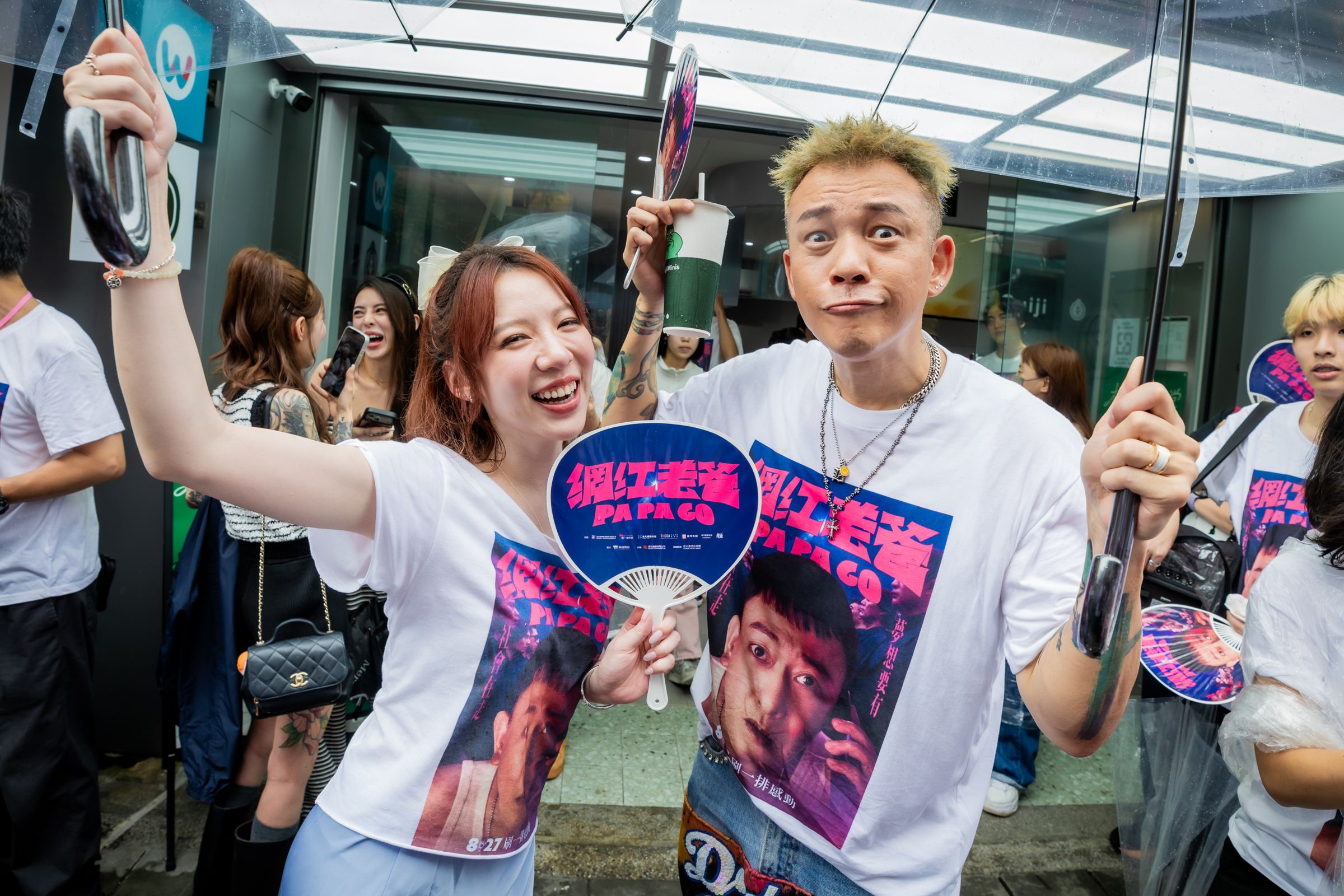 白吉勝與王宣現身龜記手搖飲店熱情叫賣,兩人手拿電影周邊扇子搞怪合影,為一日店長活動全力造勢。(曼尼娛樂提供)