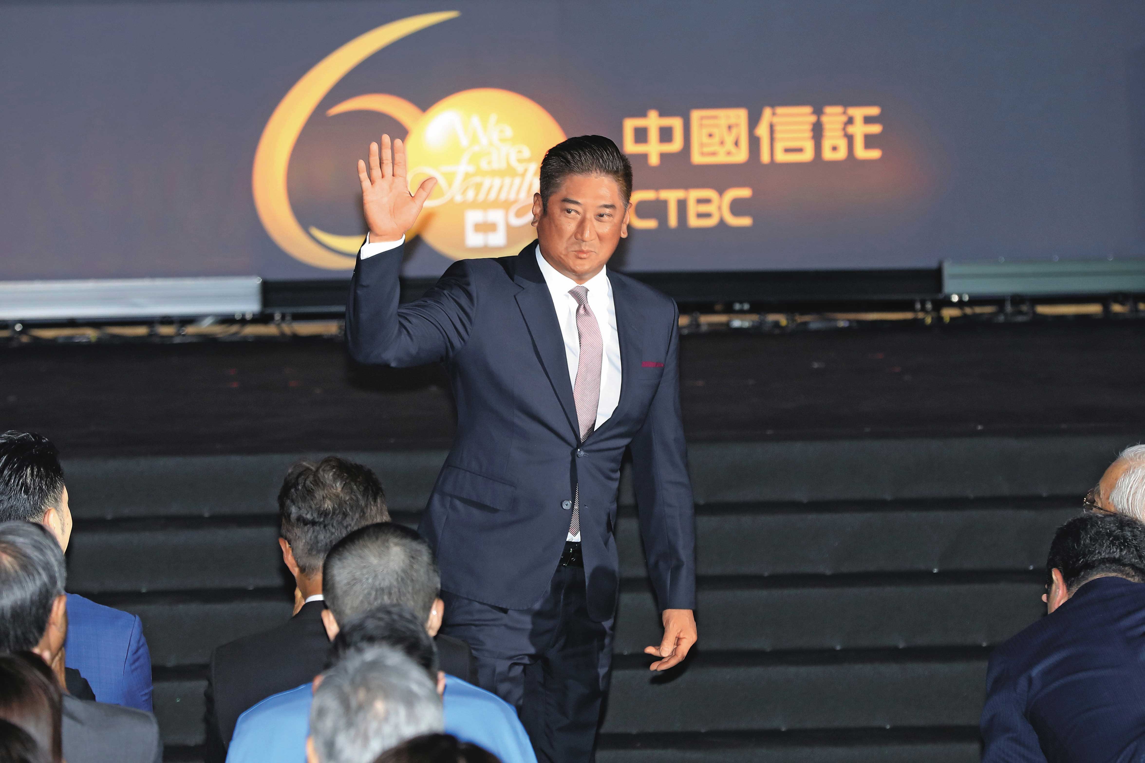 中信慈善基金會董事長辜仲諒砸百億元掃貨台泥成最大股東，葉育碩跟著大戶買進。