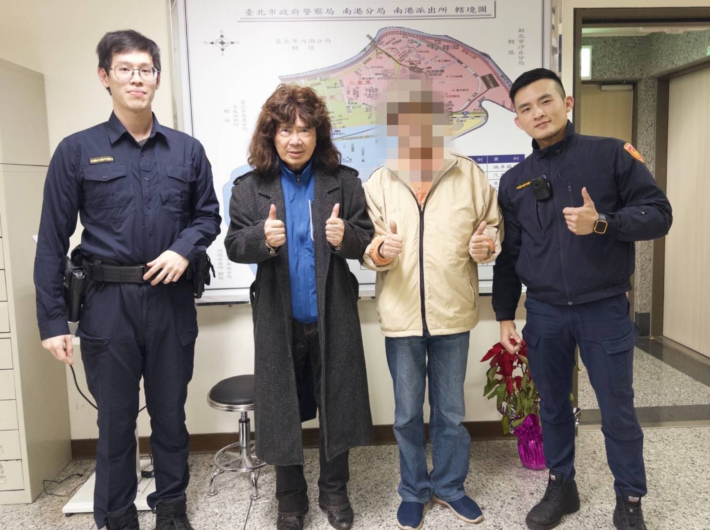 舞棍阿伯透過向警方協助找回遺落在計程車上的錢包，連聲道謝。（翻攝畫面）
