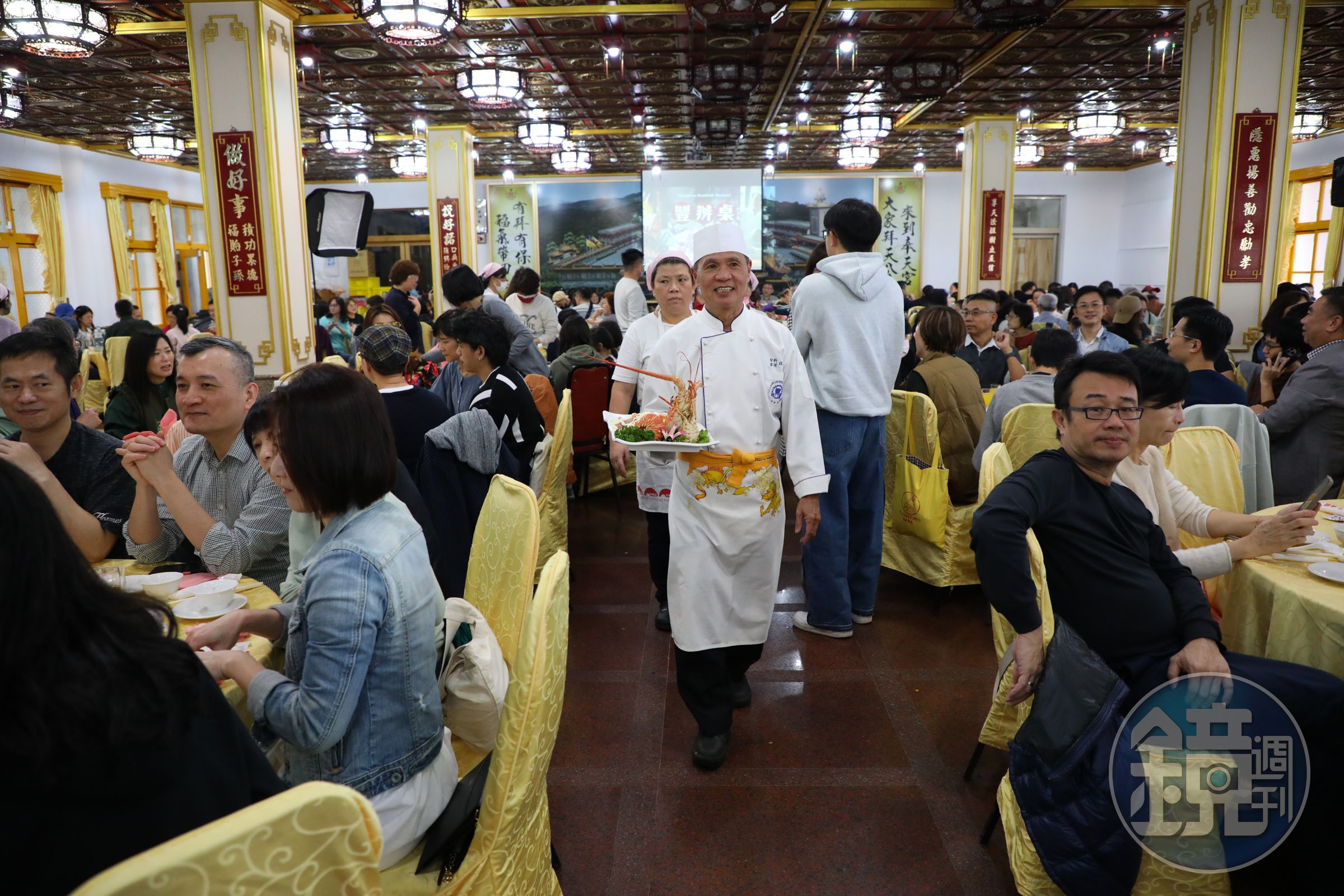 「百年台菜豐辦桌」的上菜秀由阿燦師領軍,氣勢十足。