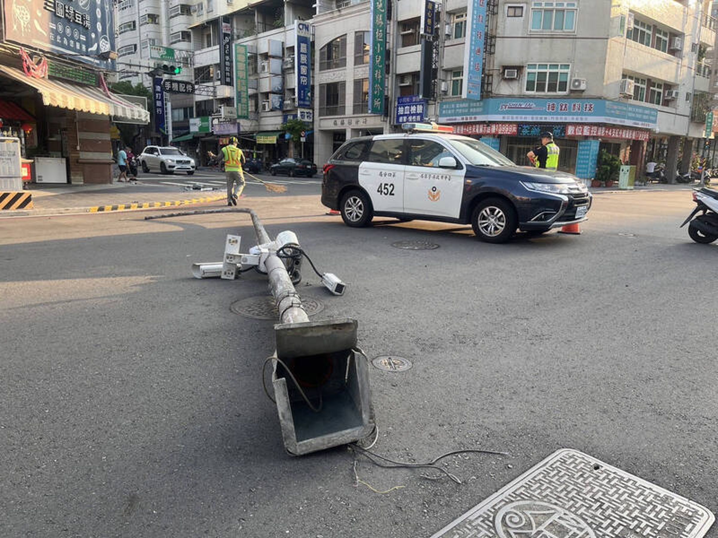 情緒失控的何姓男子又再自撞路燈,整根燈桿被撞斷橫躺路口。(翻攝畫面)